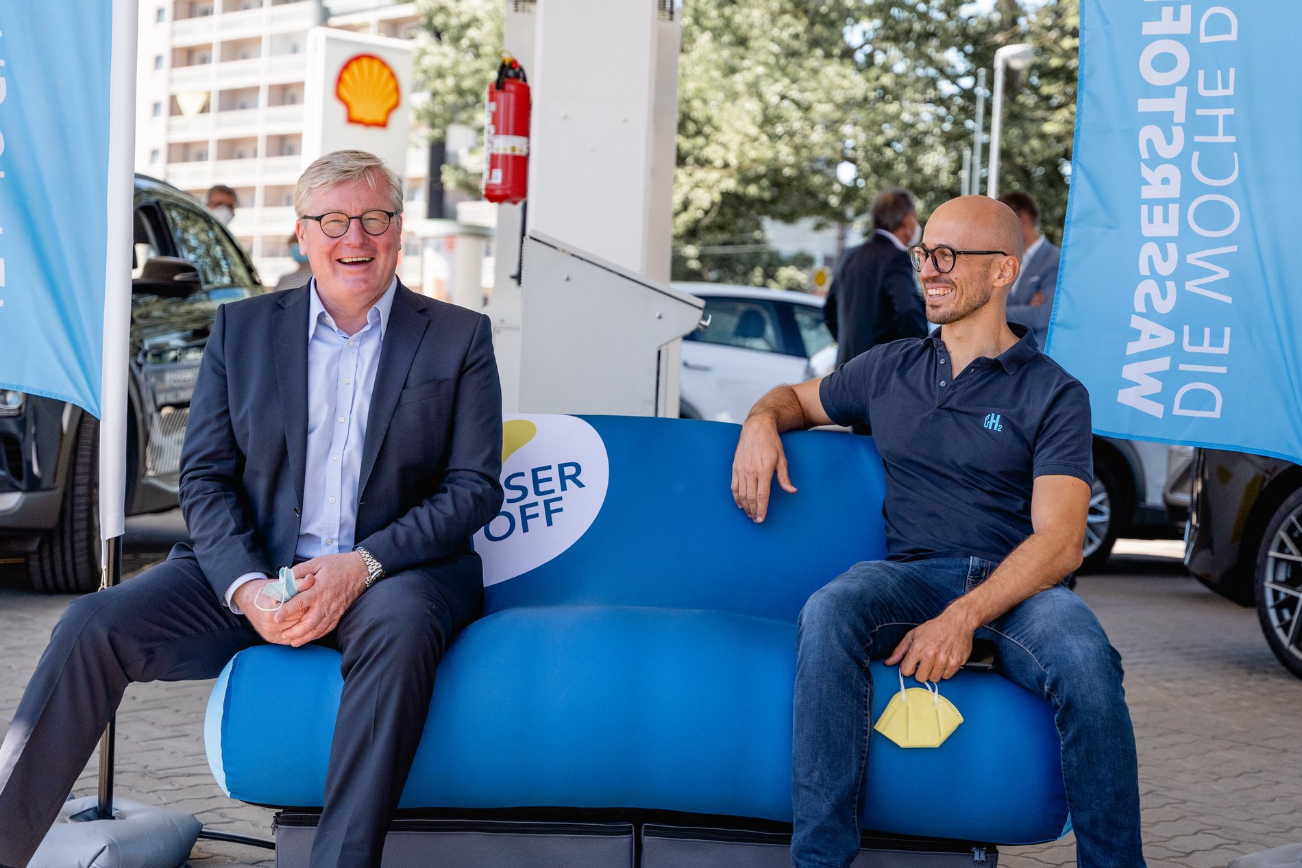 Minister Althusmann und Nikolas Iwan, Geschäftsführer der H2 Mobility GmbH, auf dem „Blauen Sofa".