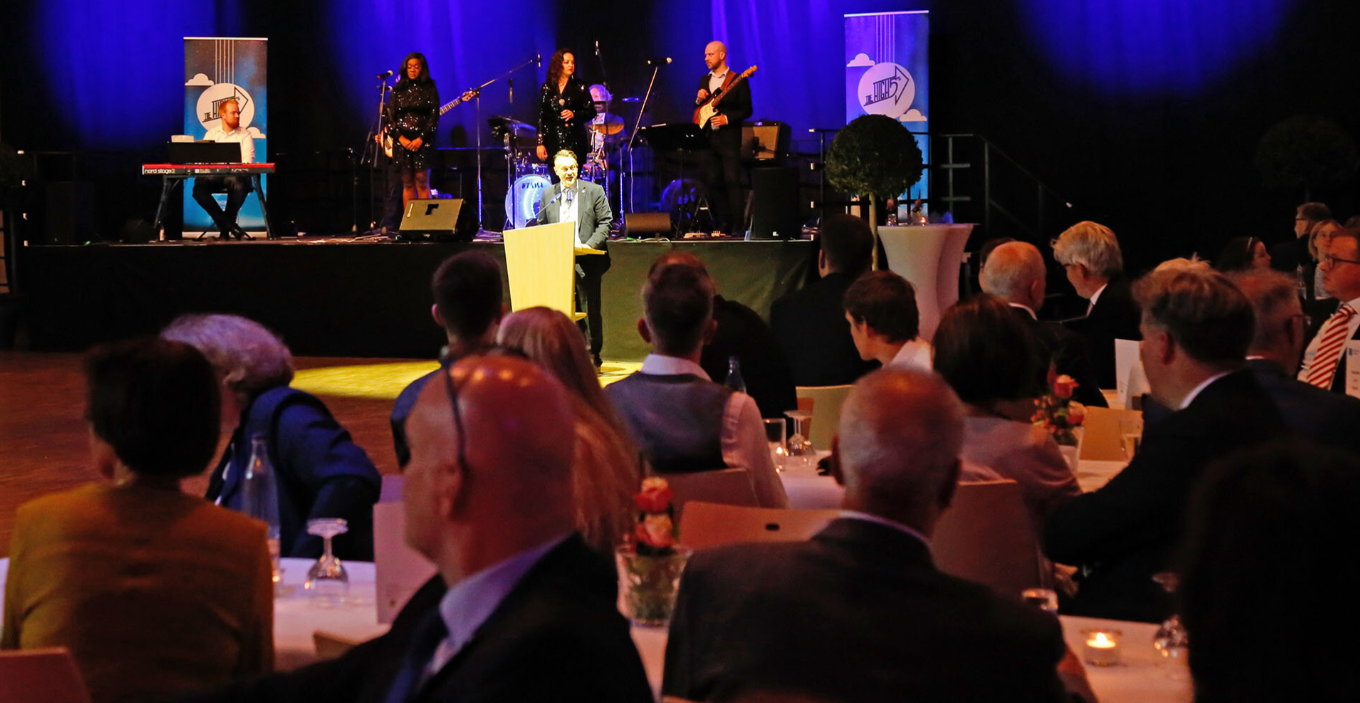 Eine Gala mit Menschen auf der Bühne.