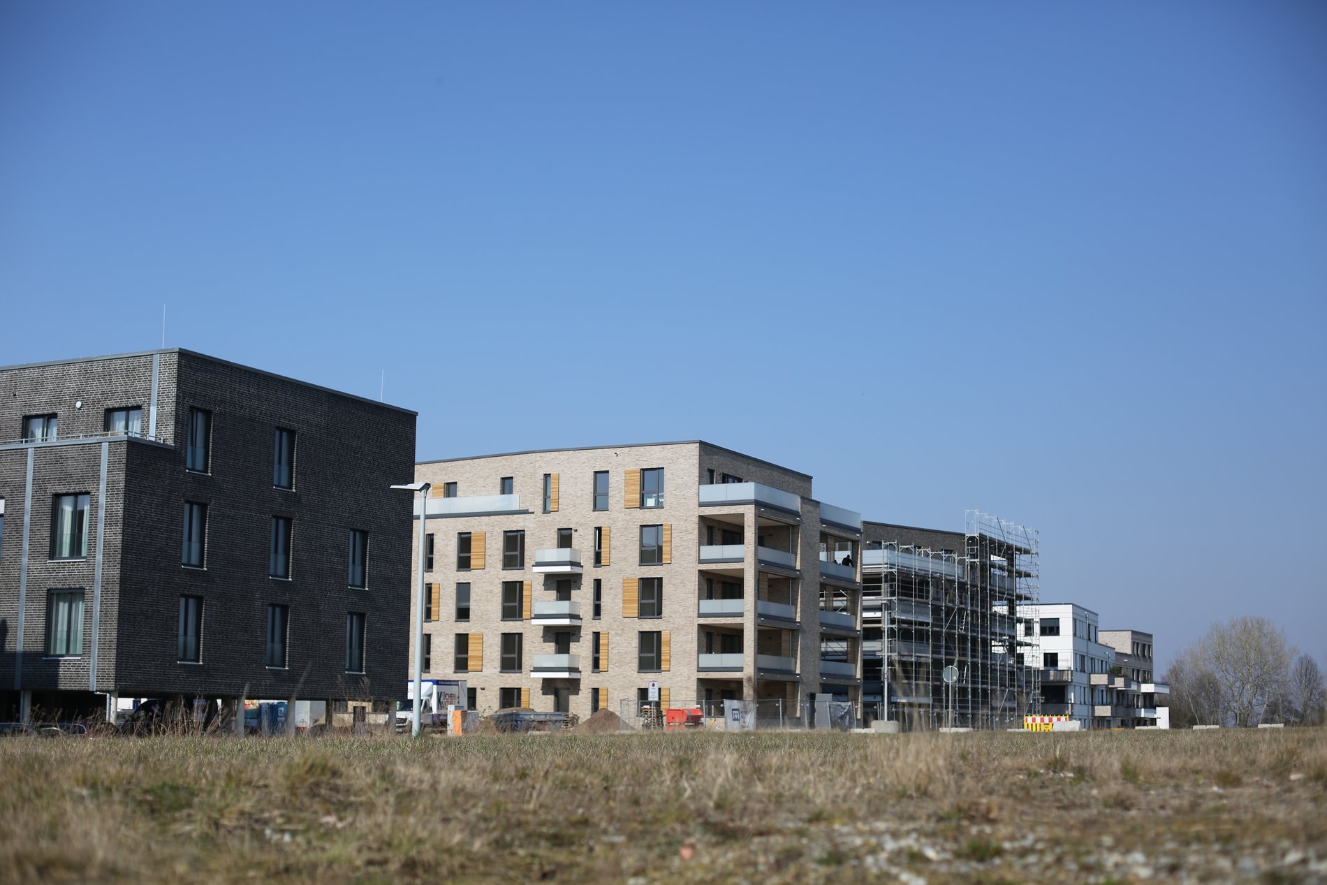 Eine Reihe von Appartementhäusern.