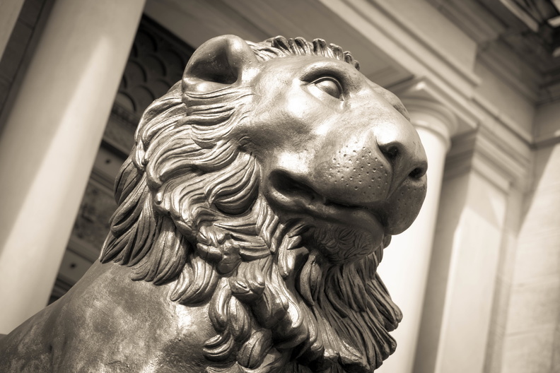 Löwenstatue vor Eingangstür 