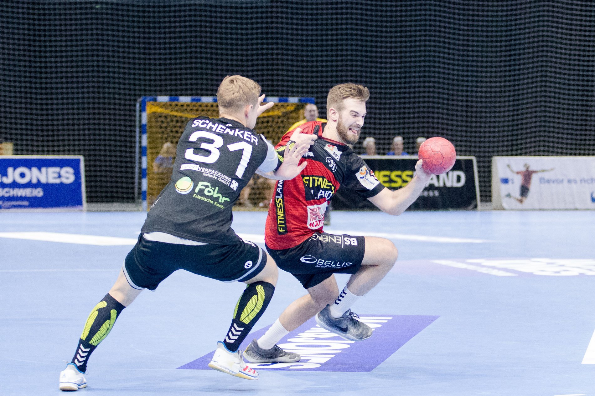 Braunschweigs Lasse Giese gegen Hannovers Florian Schenker 