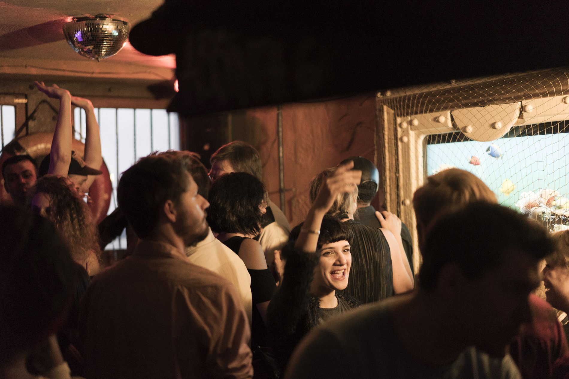 Frau tanzt in der Menge.