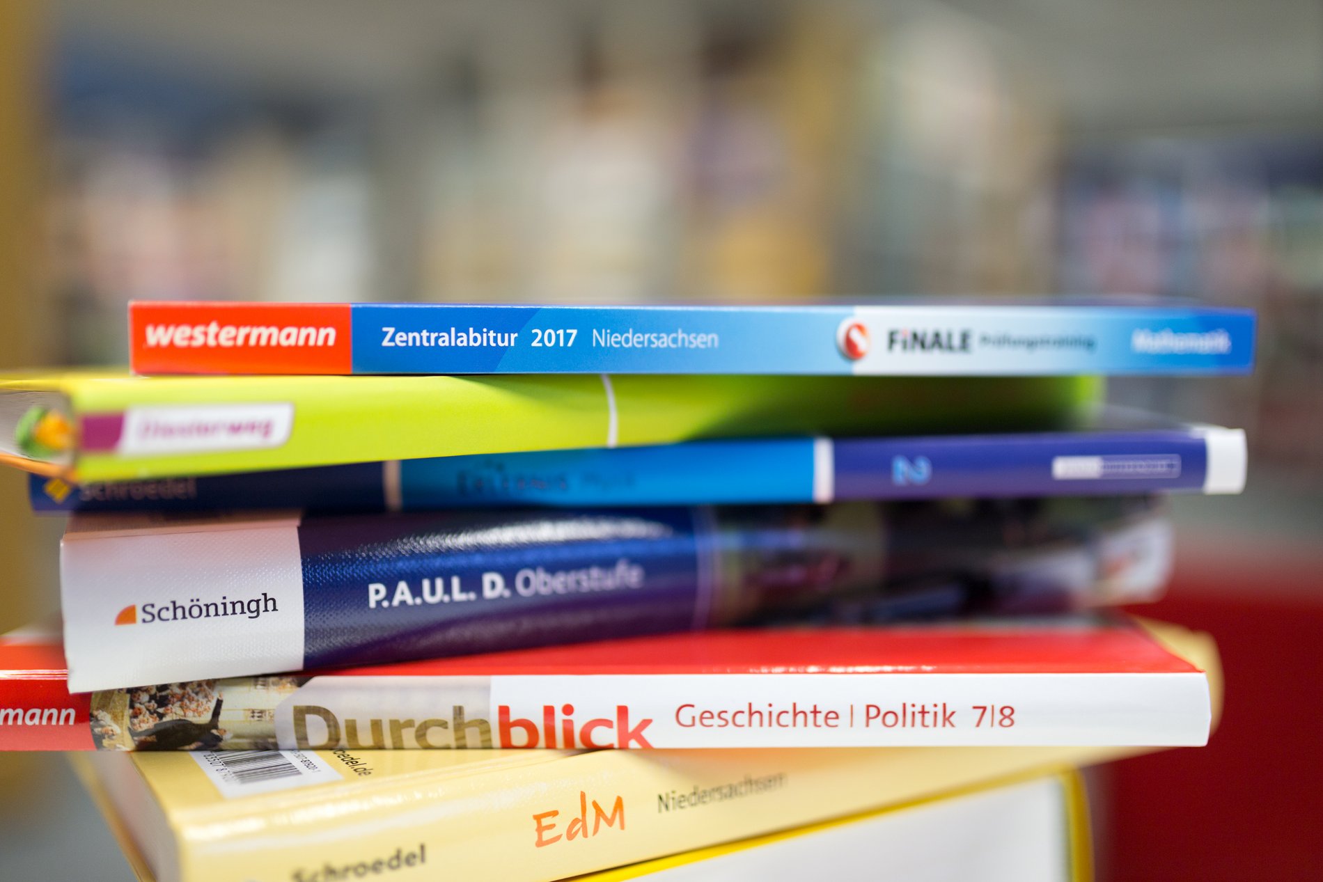 Lehrbücher gestapelt zu Bücherstapel