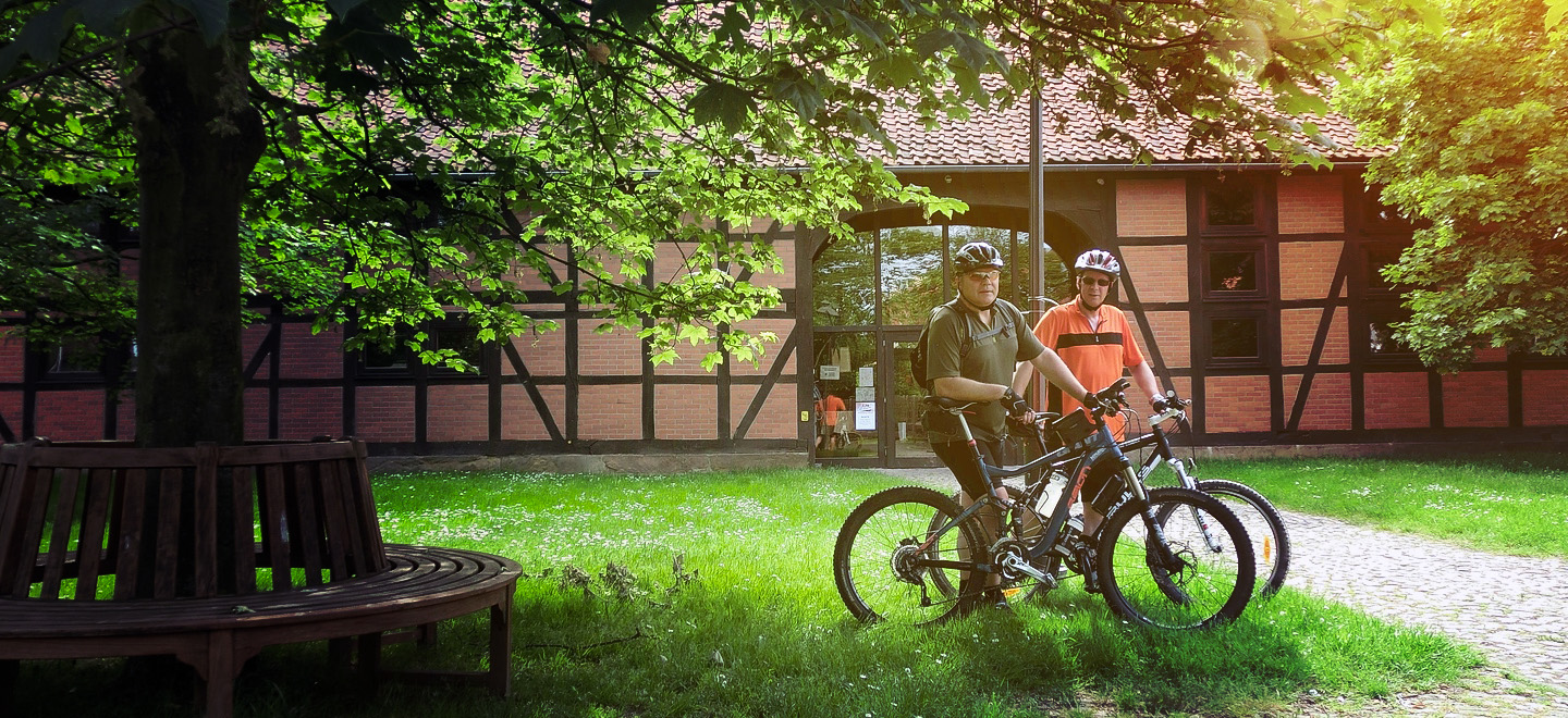 Radfahrer vor einem Fachwerkhaus