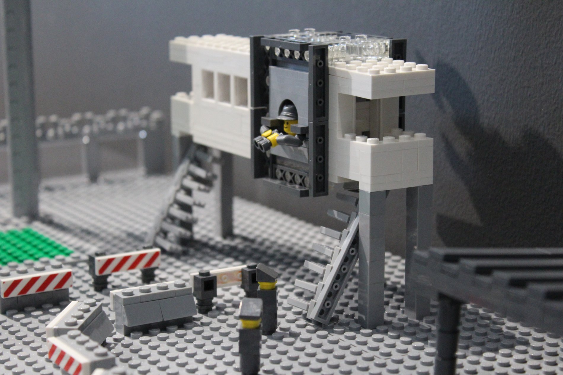 Eine Legoszenerie stellt den ehemaligen Grenzübergang Marienborn nach.