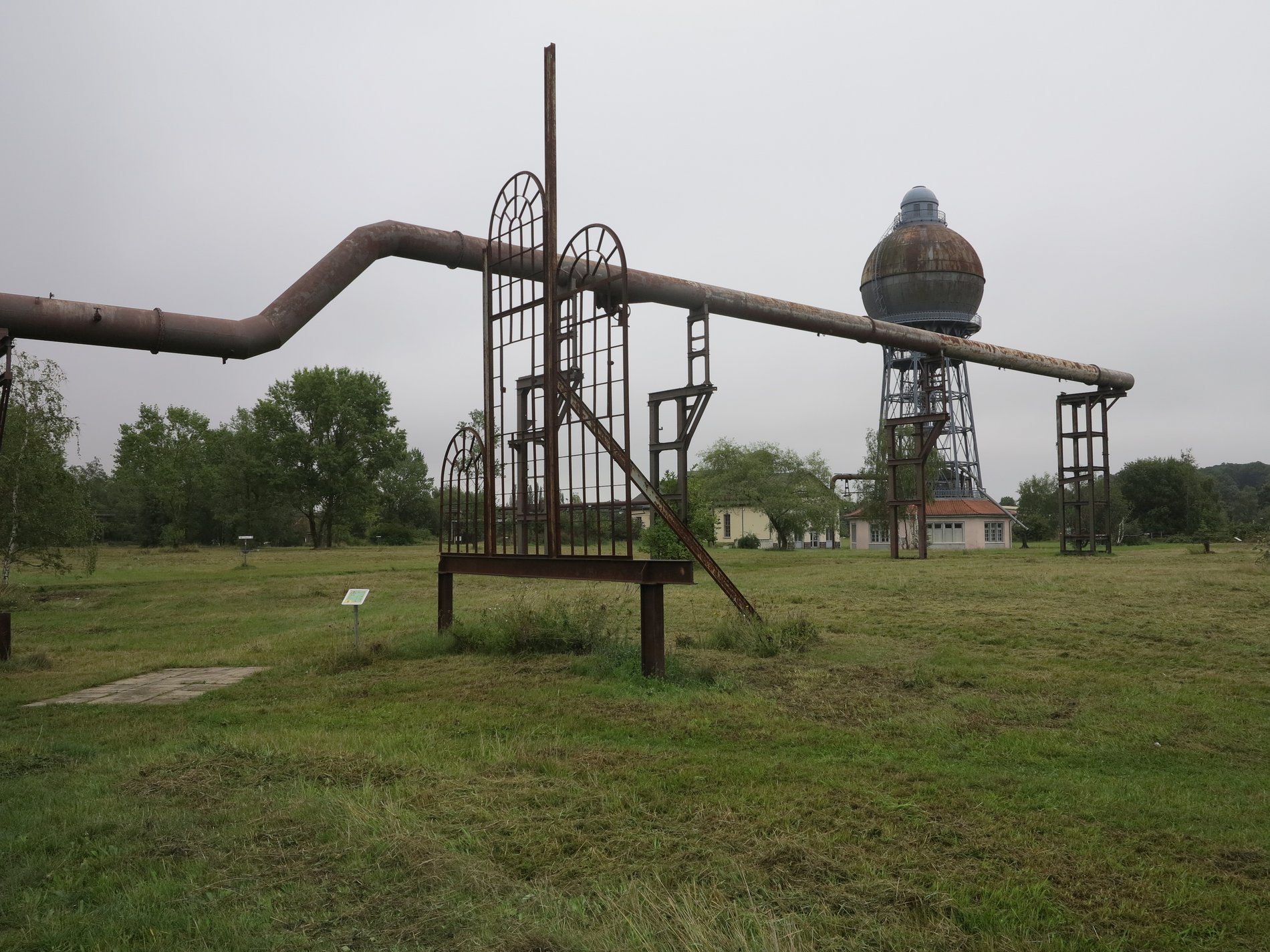 Der Kugelwasserturm mit Leitung im Gigapark Ilsede