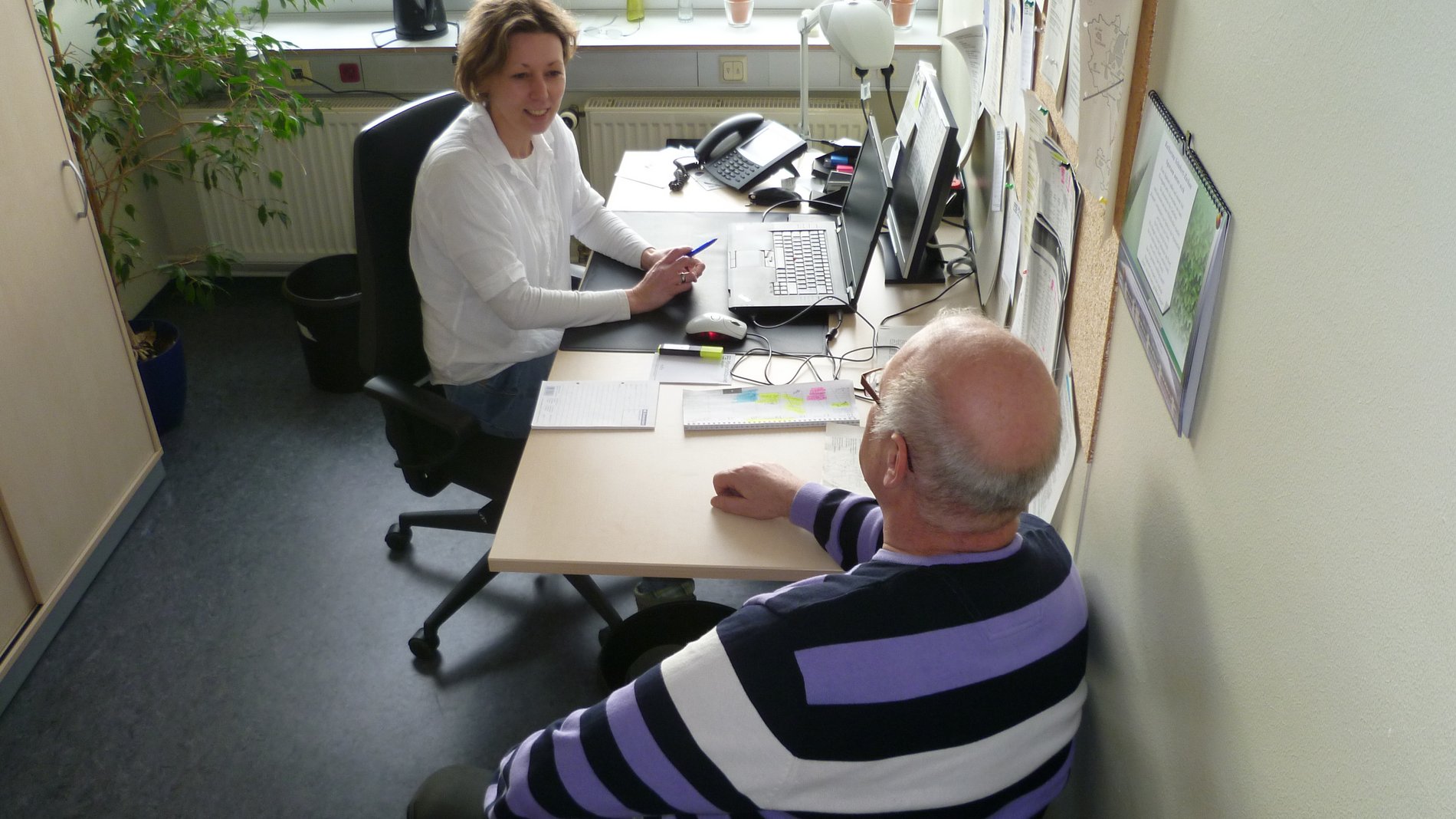 Freiwillige bieten in Kooperation mit der Stadt Hilfe für Senioren an, die Gesellschaft, Beratung oder praktische Unterstützung zur Bewältigung des Alltags suchen.