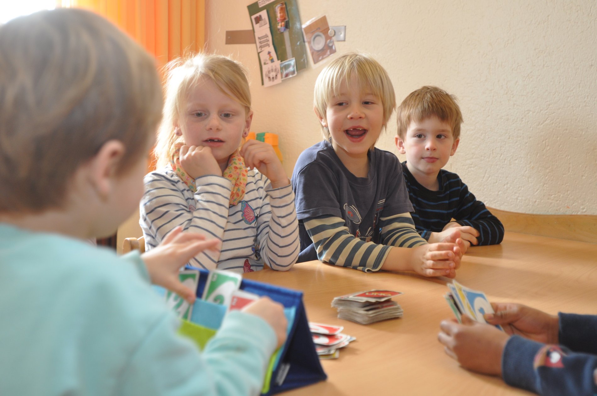 Vier Kinder der KiTa „Peter und Paul“ der Evangelischen Stiftung Neuerkerode.