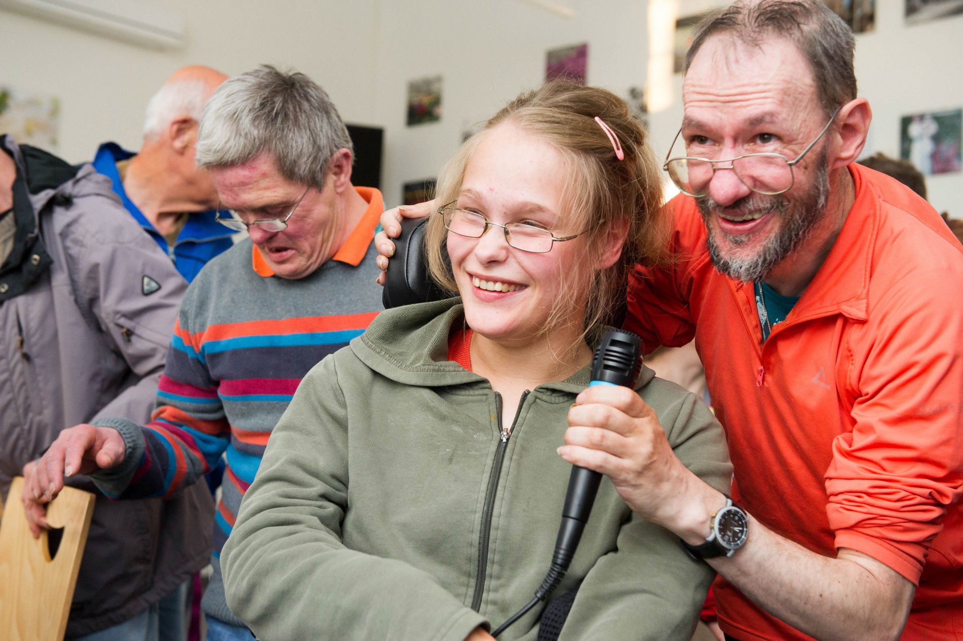 Zu sehen sind Bewohner und Mitabeiter von Neuerkerode.