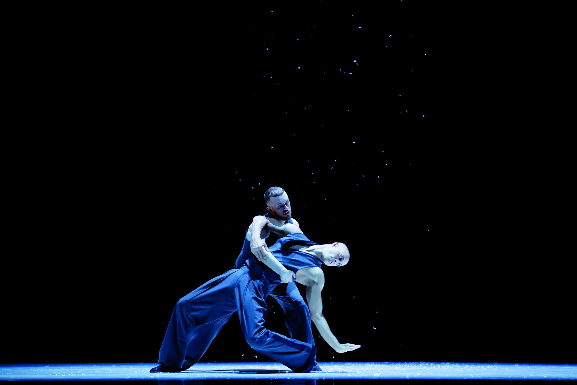 Zwei Tänzer von Les Ballets Jazz de Montréal auf der Bühne. 