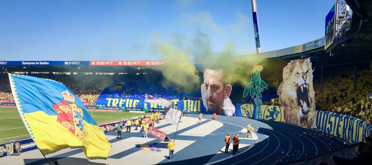 Choreo in der Südkurve für Trainer Torsten Lieberknecht