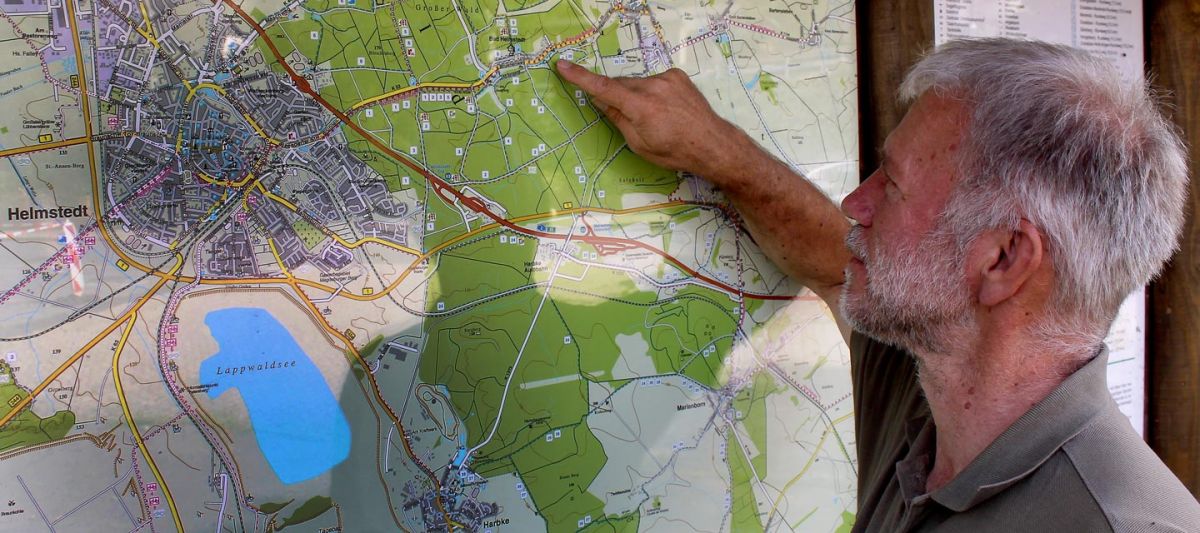 Revierförster Burkhard Röker zeigt, wo der Naturerlebnispfad entlangführen soll.