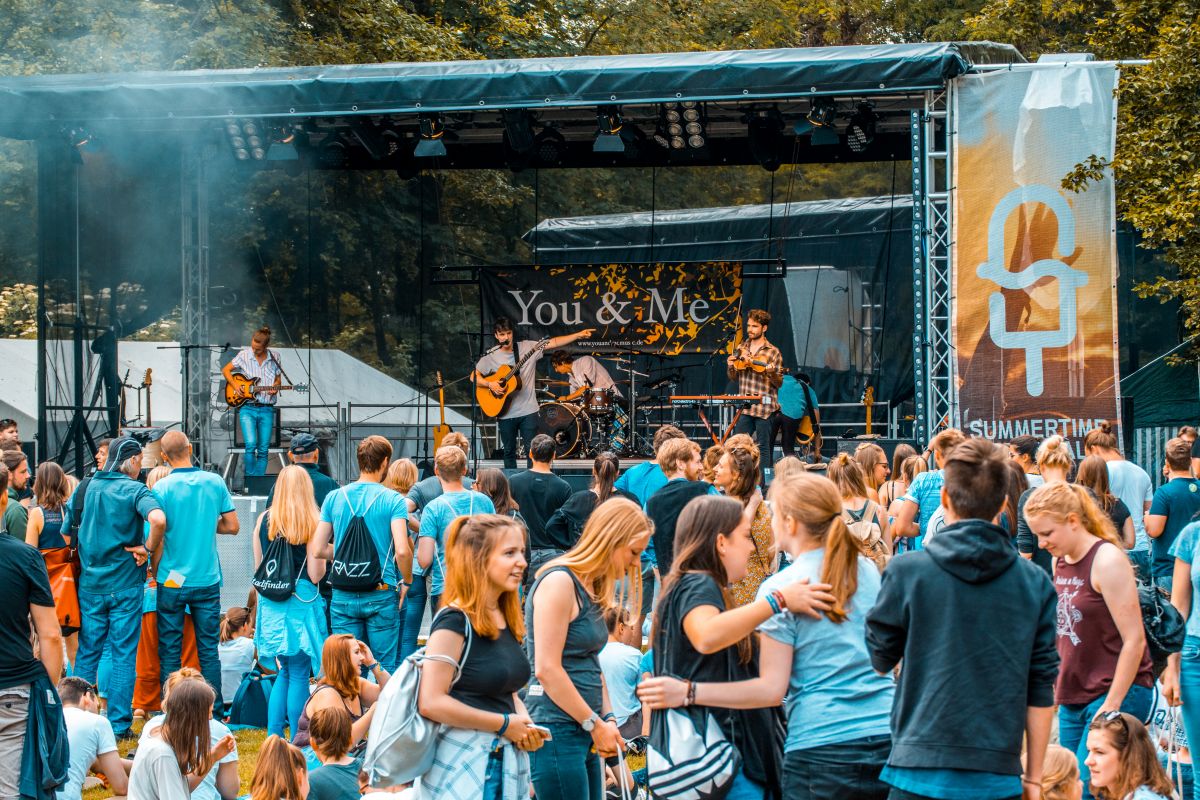 Menschen vor der Bühne beim Summertime Festival in Wolfenbüttel