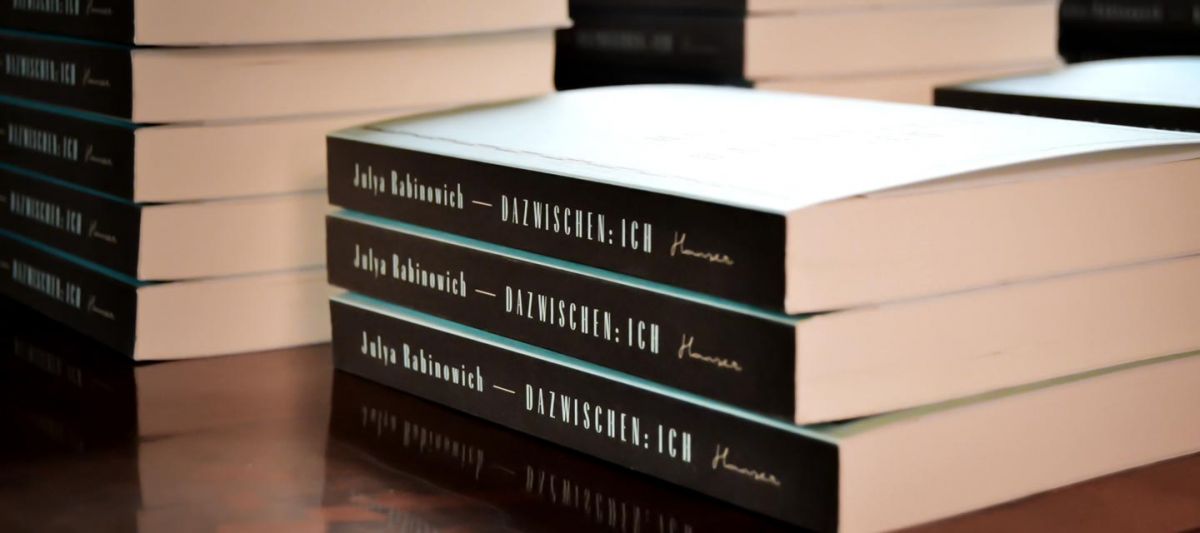 Buecherstapel auf Tisch