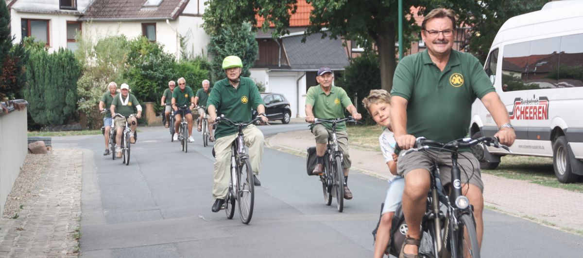 Die Radfahrer von tramp trau fahren vorbei