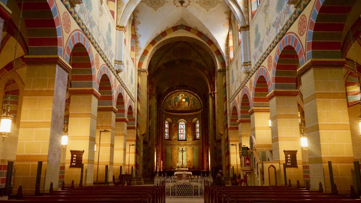 Farbenprächtig: die Ausmalung des Kaiserdoms Königslutter nach der Restaurierung.