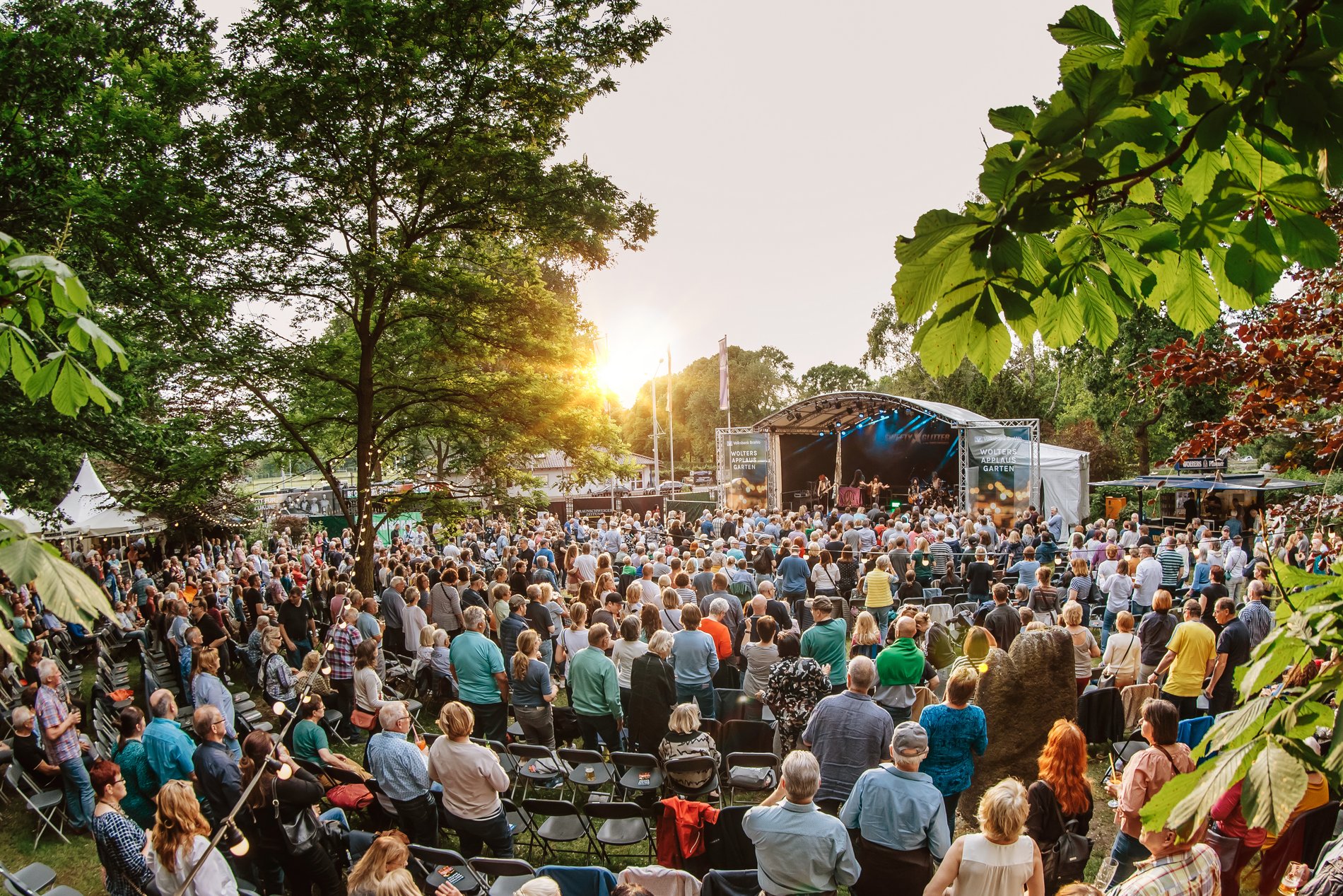 Publikum vor der Bühne im Wolters Applaus Garten