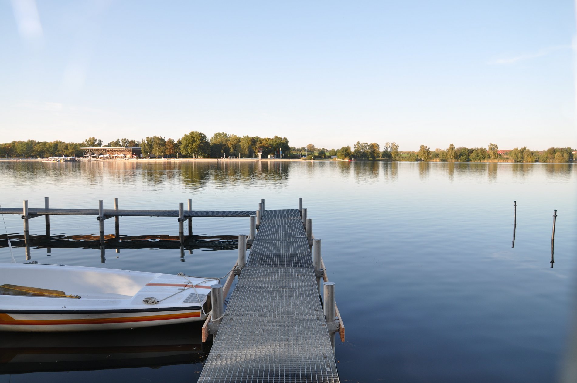 Allersee in Wolfsburg, Ansicht mit Steg