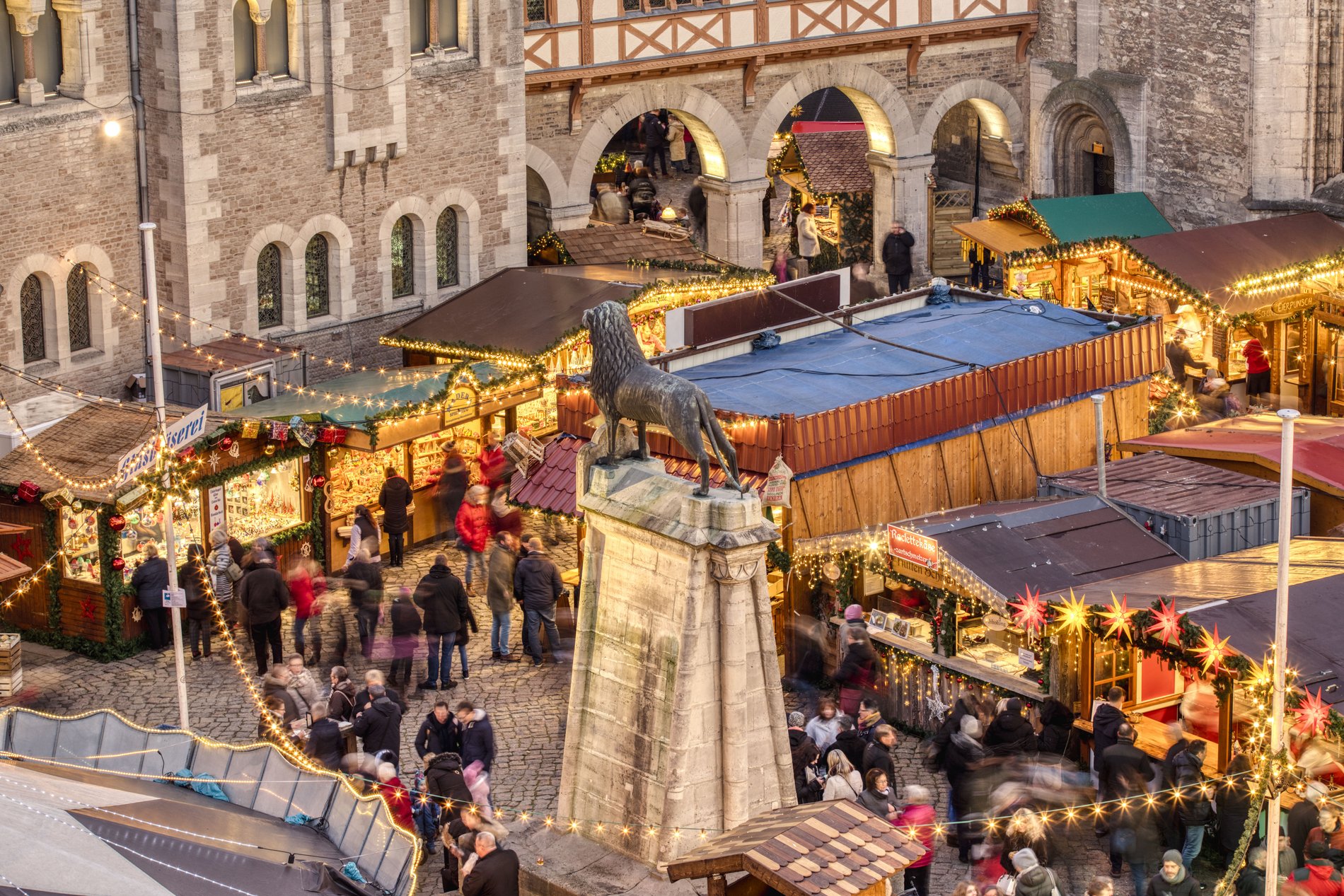 Man blickt von oben auf den Braunschweiger Löwen auf dem Burgplatz während des Weihnachtsmarktes