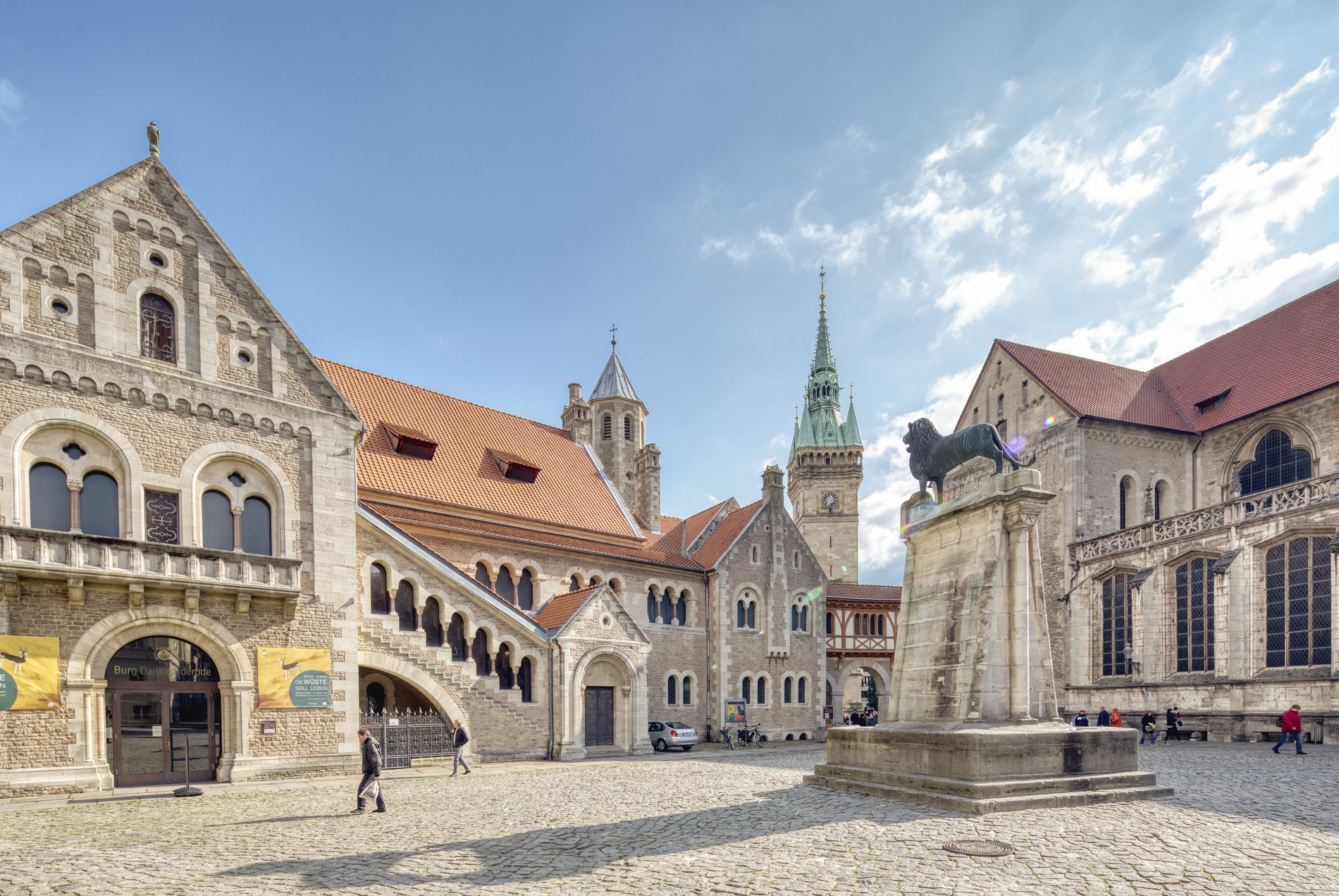 Man blickt auf  den Burgplatz samt Braunschweiger Löwe, Burg Dankwarderode und Kirchenschiff des Doms St. Blasii