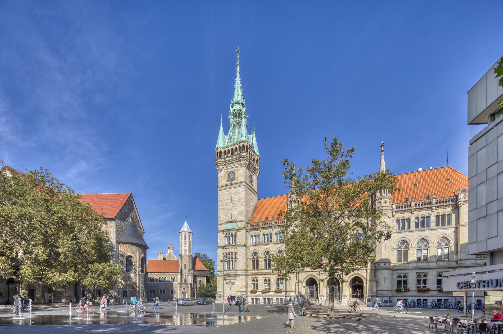 Man blickt auf den Platz der Deutschen Einheit mit Frontansicht des Rathauses, links der Braunchweiger Dom und Burg Dankwarderode