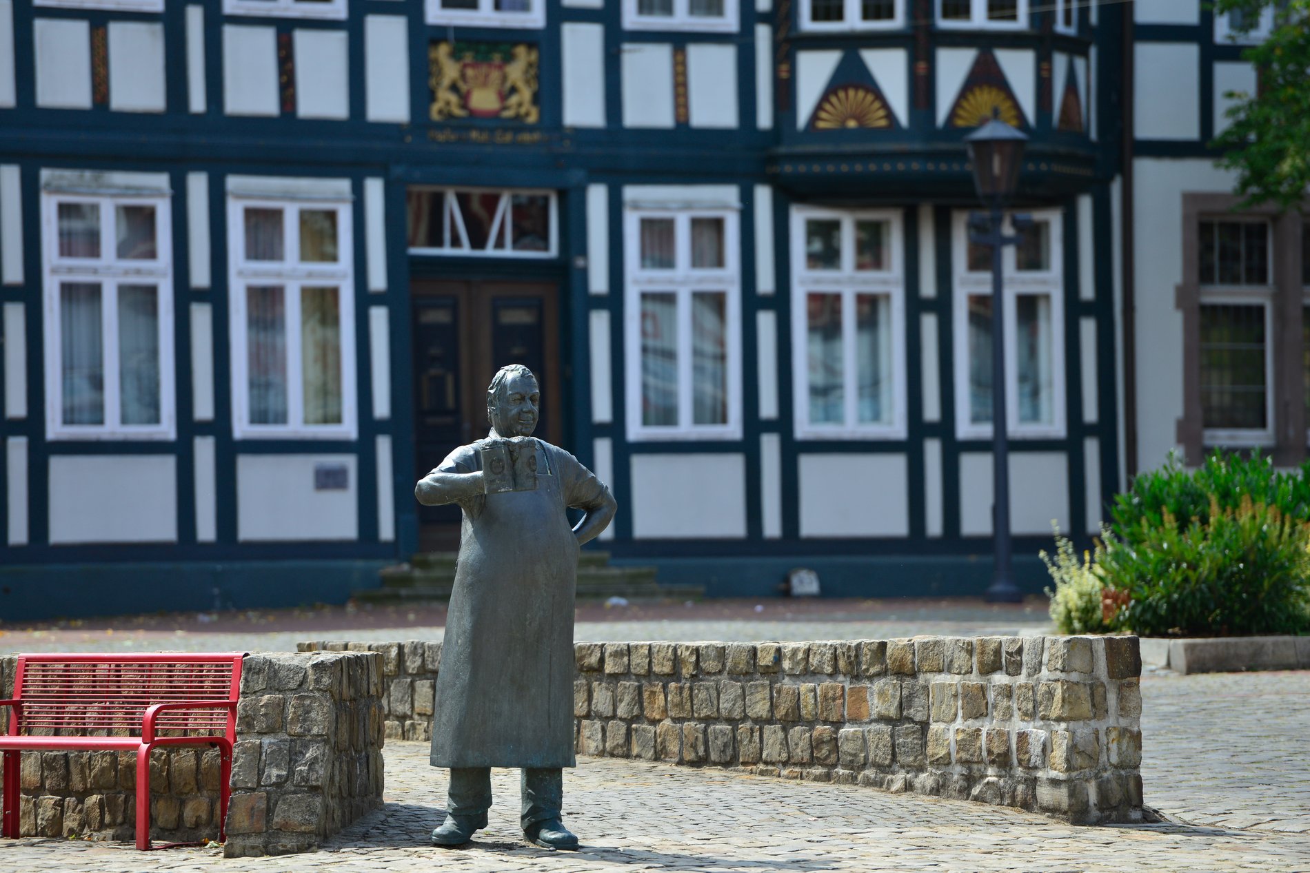 Man blickt auf die Braumeister-Skulptur in Wittingen