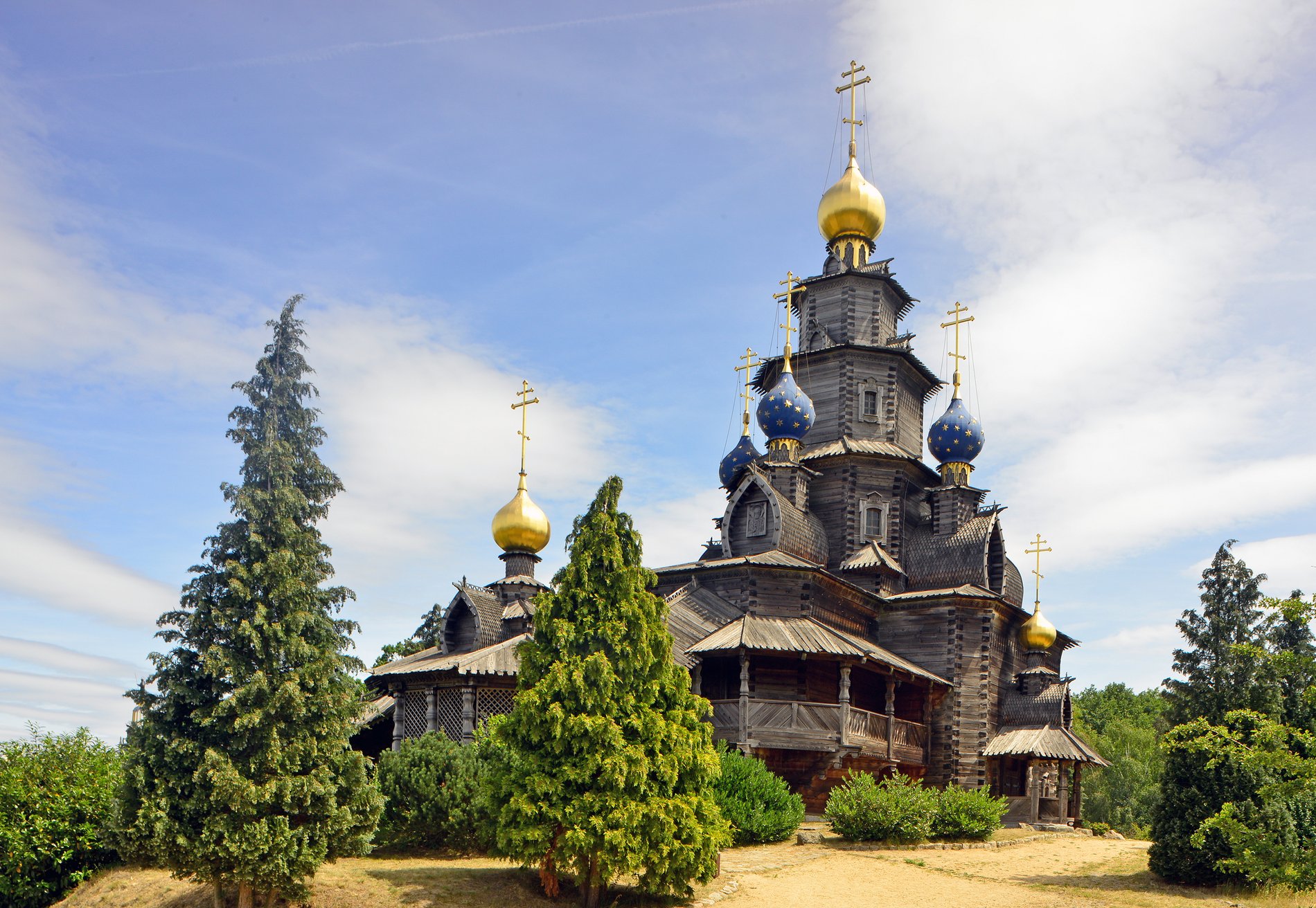 Man blickt auf die russisch-orthodoxe Kirche im Mühlenmuseum Gifhorn