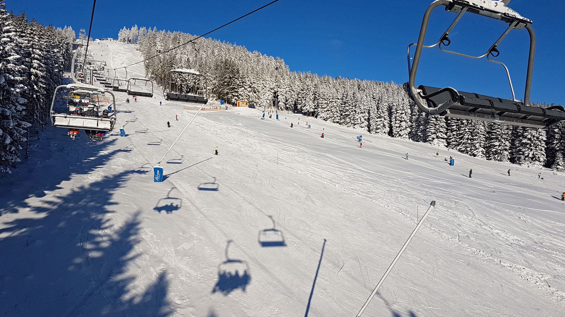 Man blickt vom Skilift auf die präparierte Abfahrt am Wurmberg