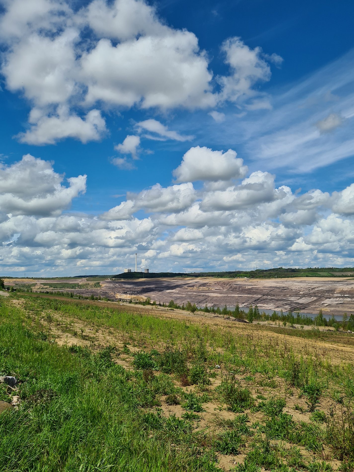 Am Tagebau in Schöningen - im Hintergrund das KRaftwerk Buschhaus