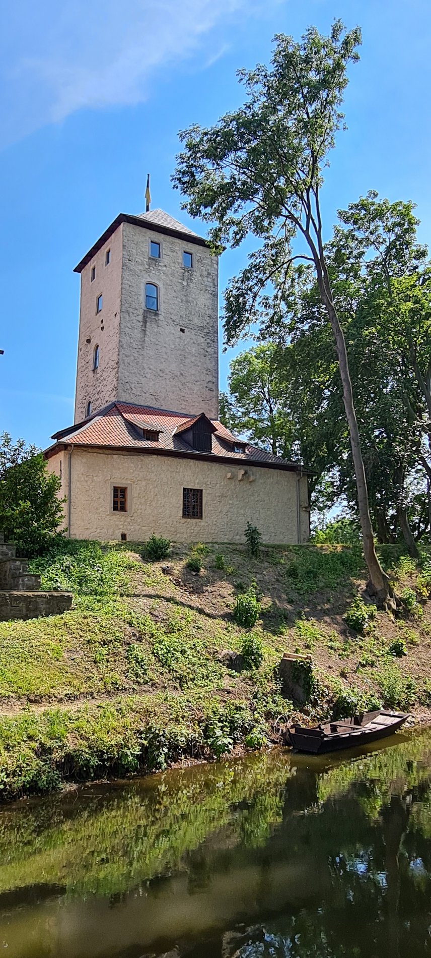 Blick auf den Turm der Burg Warberg im Landkreis Helmstedt