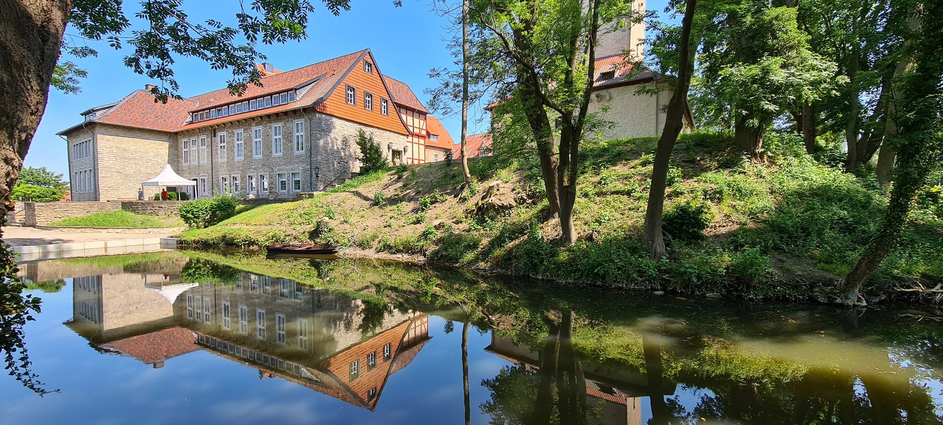 Blick auf die Burg Warberg mit Burggraben