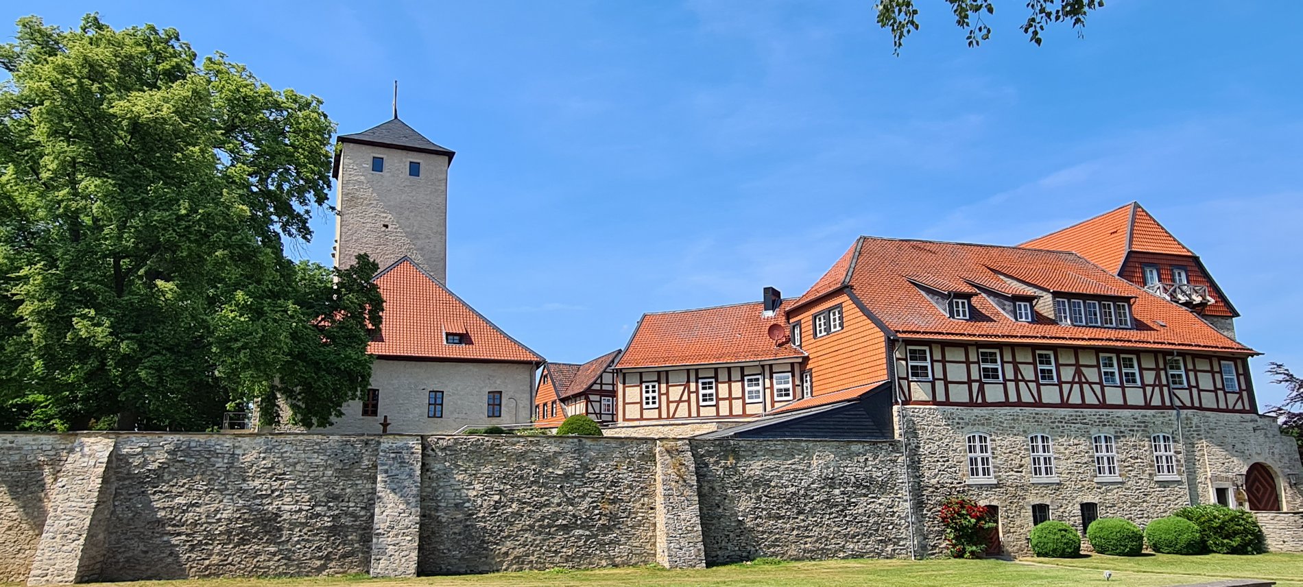 Mittelalterliche Pracht: Blick auf die Burg Warberg im Landkreis Helmstedt