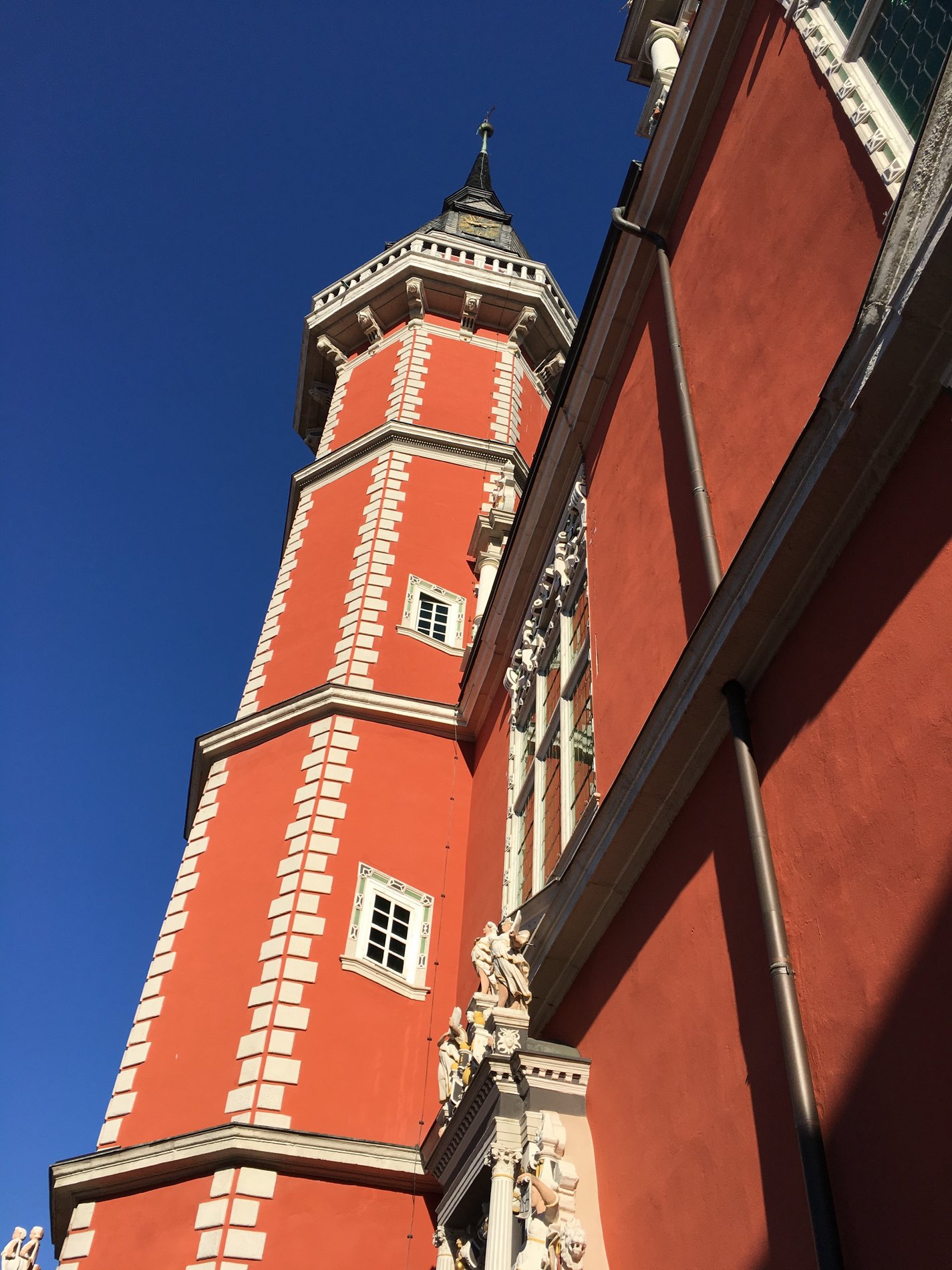 Man blickt auf die Seitenansicht des Juleum Helmstedt