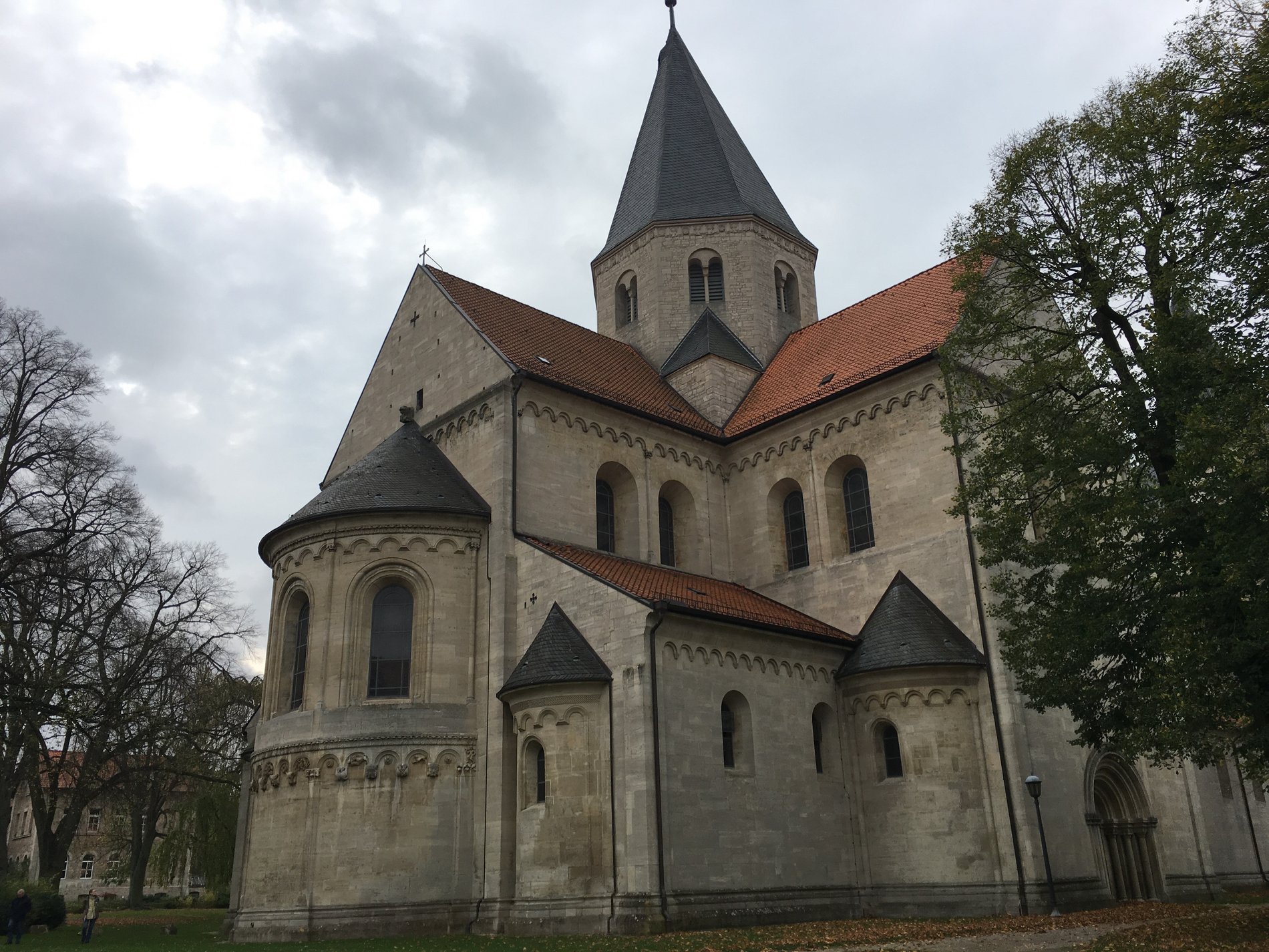 Man blickt von außen auf den Kaiserdom in Königslutter