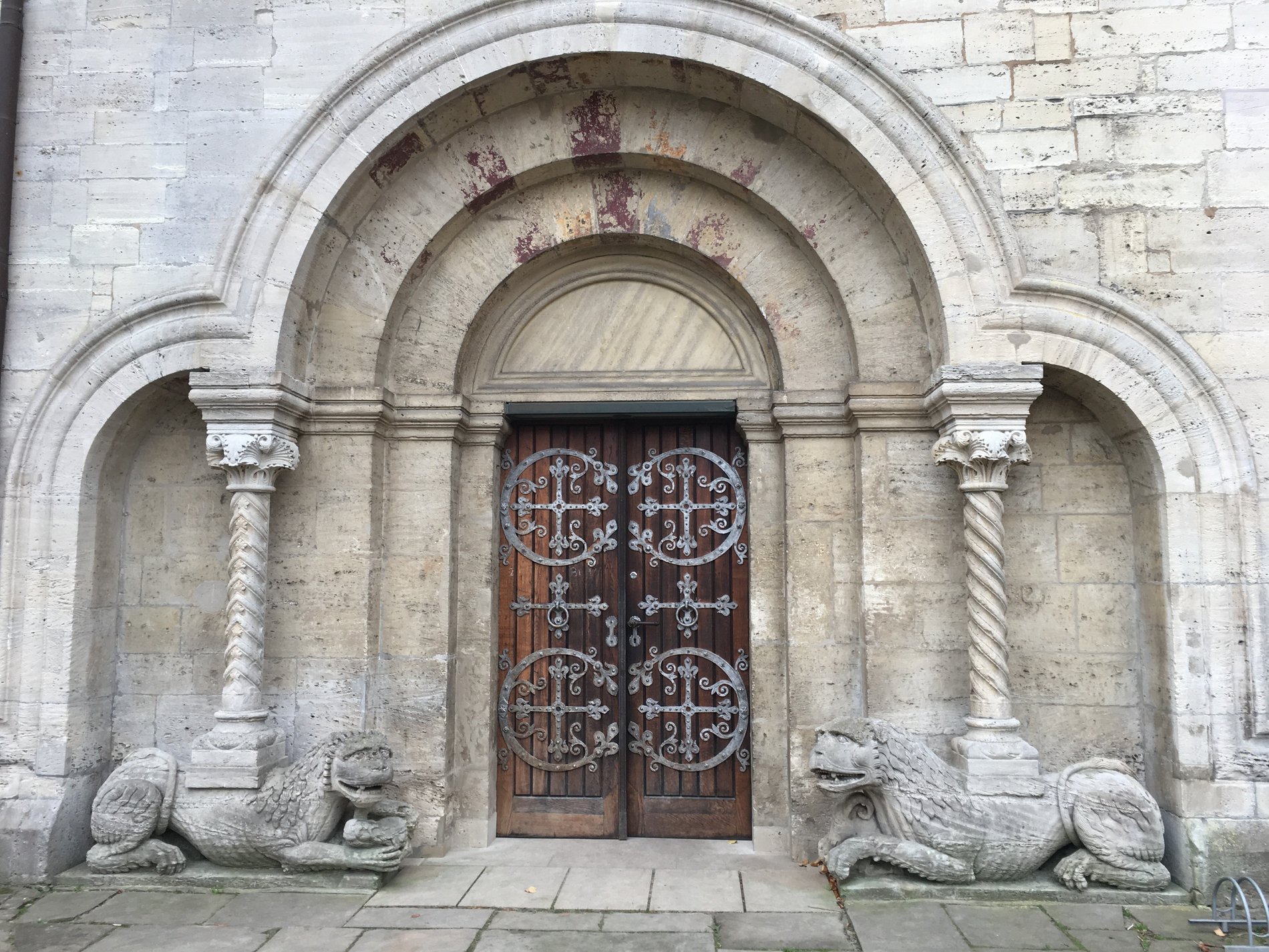 Man blickt frontal auf das Löwenportal des Kaiserdoms Königslutter