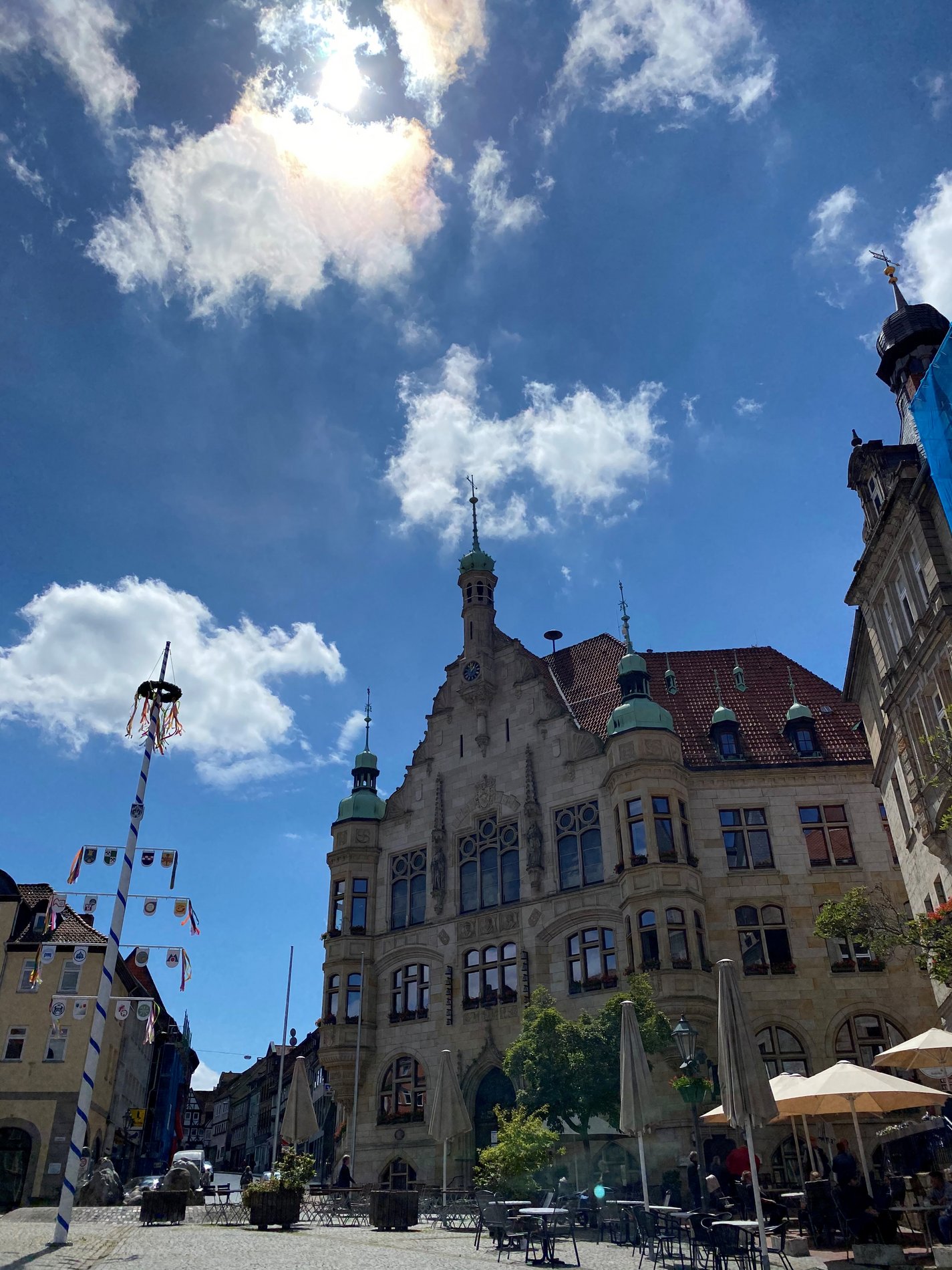 Man blickt auf dem Marktplatz stehend auf das Rathaus der Stadt Helmstedt