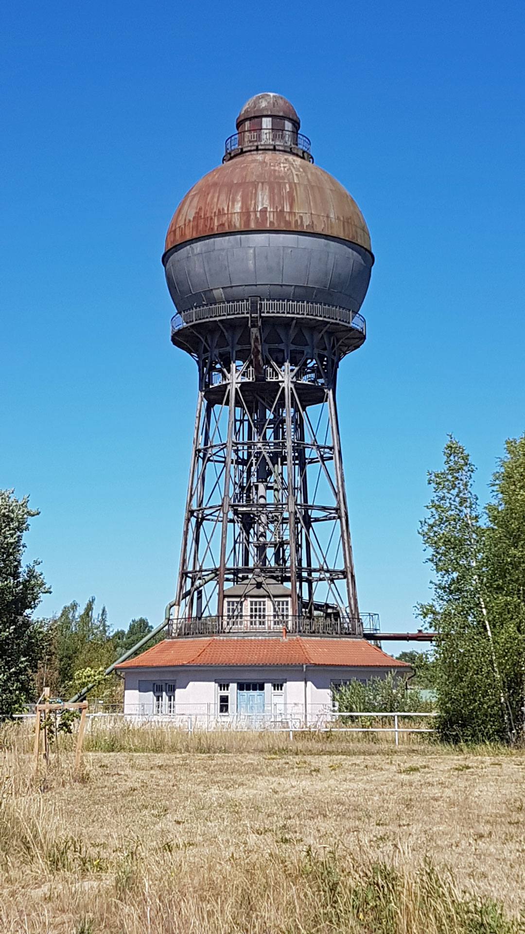 Man blickt auf den Wasserturm auf dem Gelände der ehemaligen Ilseder Hütte