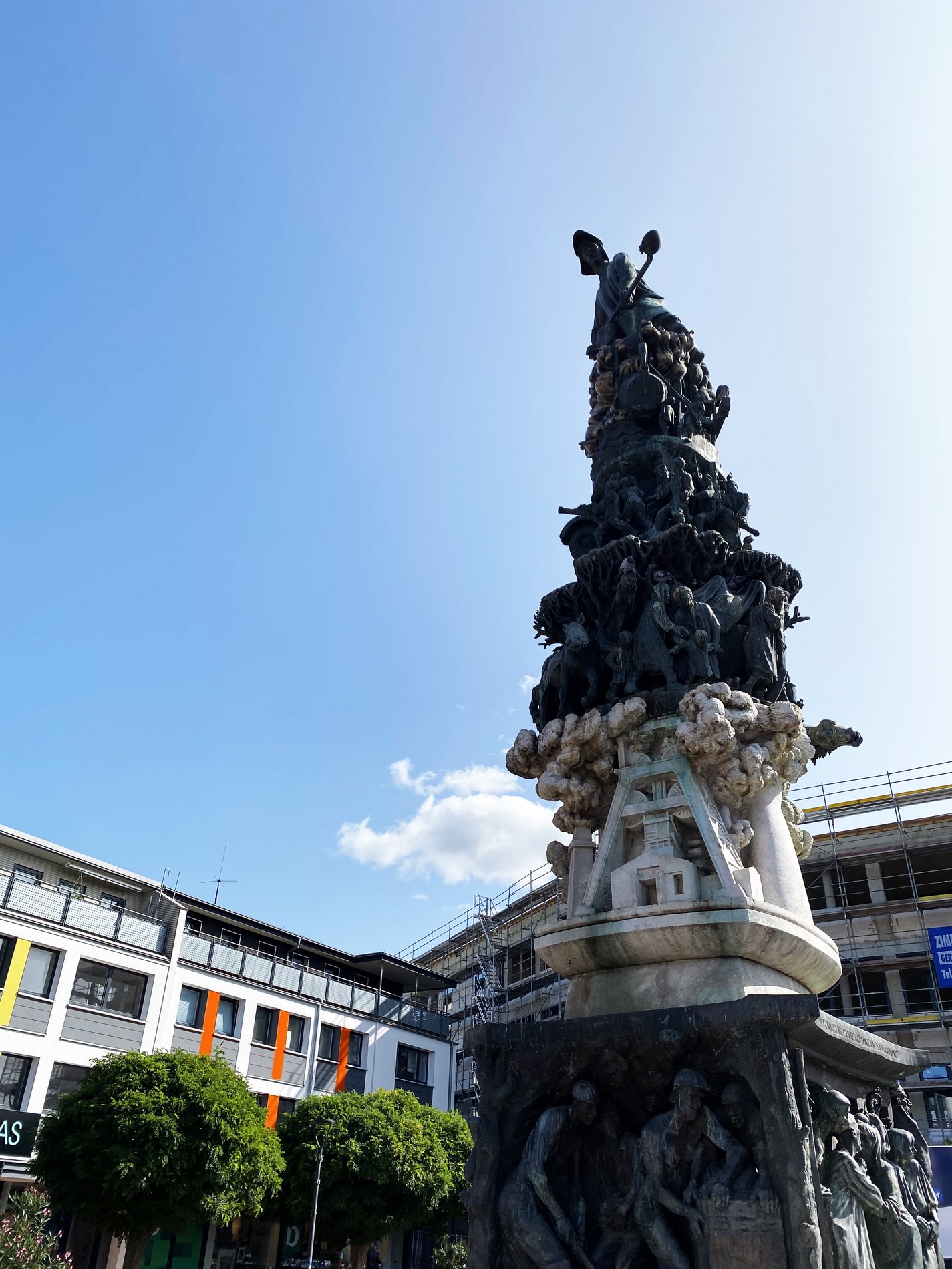 Man blickt auf den Turm der Arbeit - eine Skulptur, die auf einem Platz in der Fußgängerzone von Salzgitter-Lebenstedt aufgestellt ist