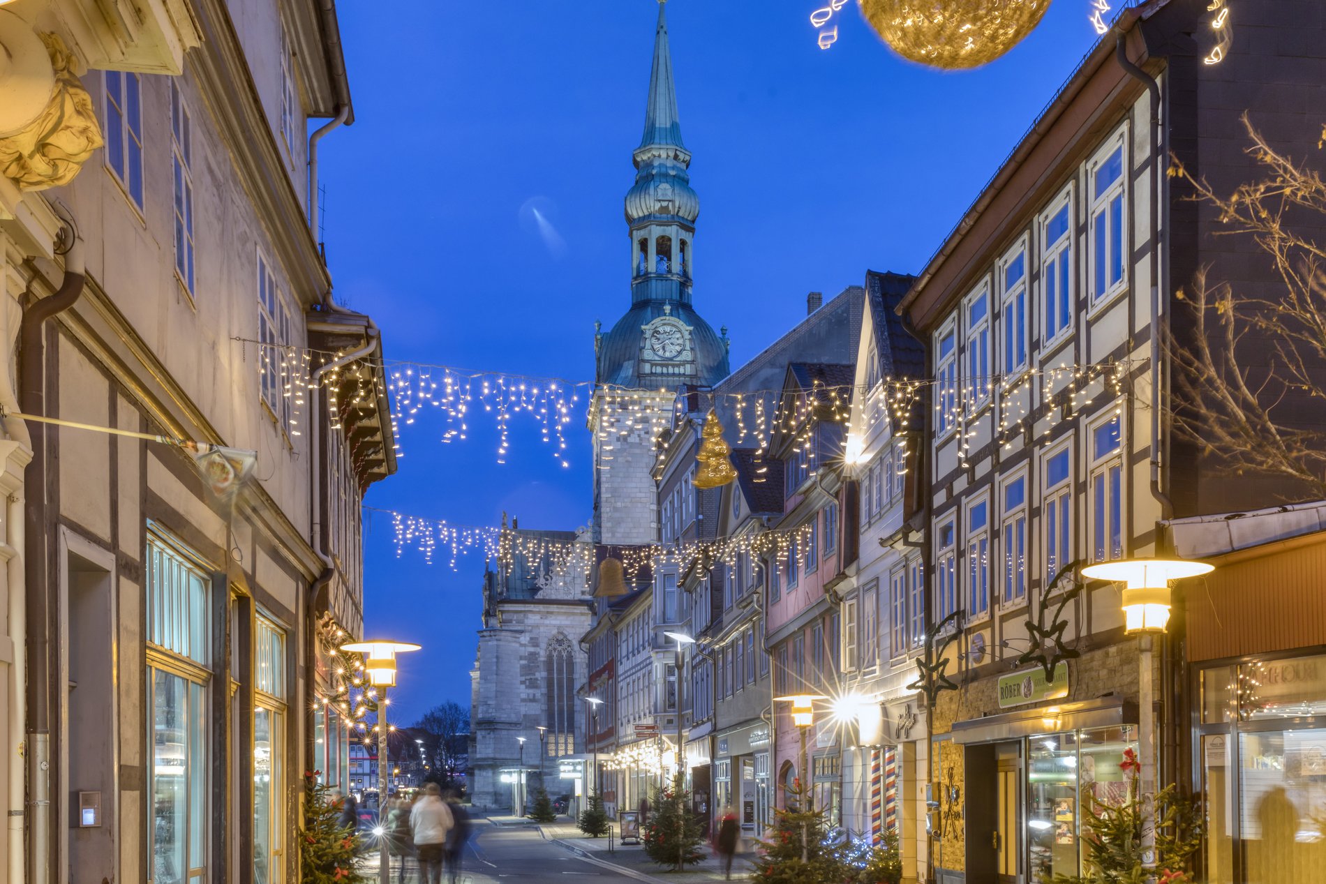 Man blickt durch einen weihnachtlich geschmückten Straßenzug auf die Wolfenbüttler Hauptkirche 