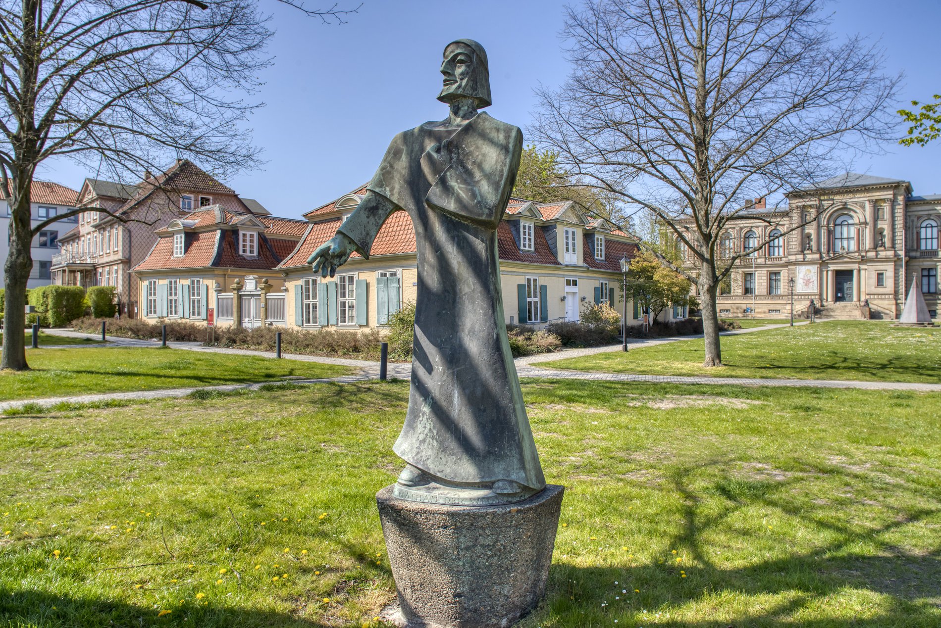 Man blickt auf die Skulptur Nathan des Weisen vor dem Lessinghaus
