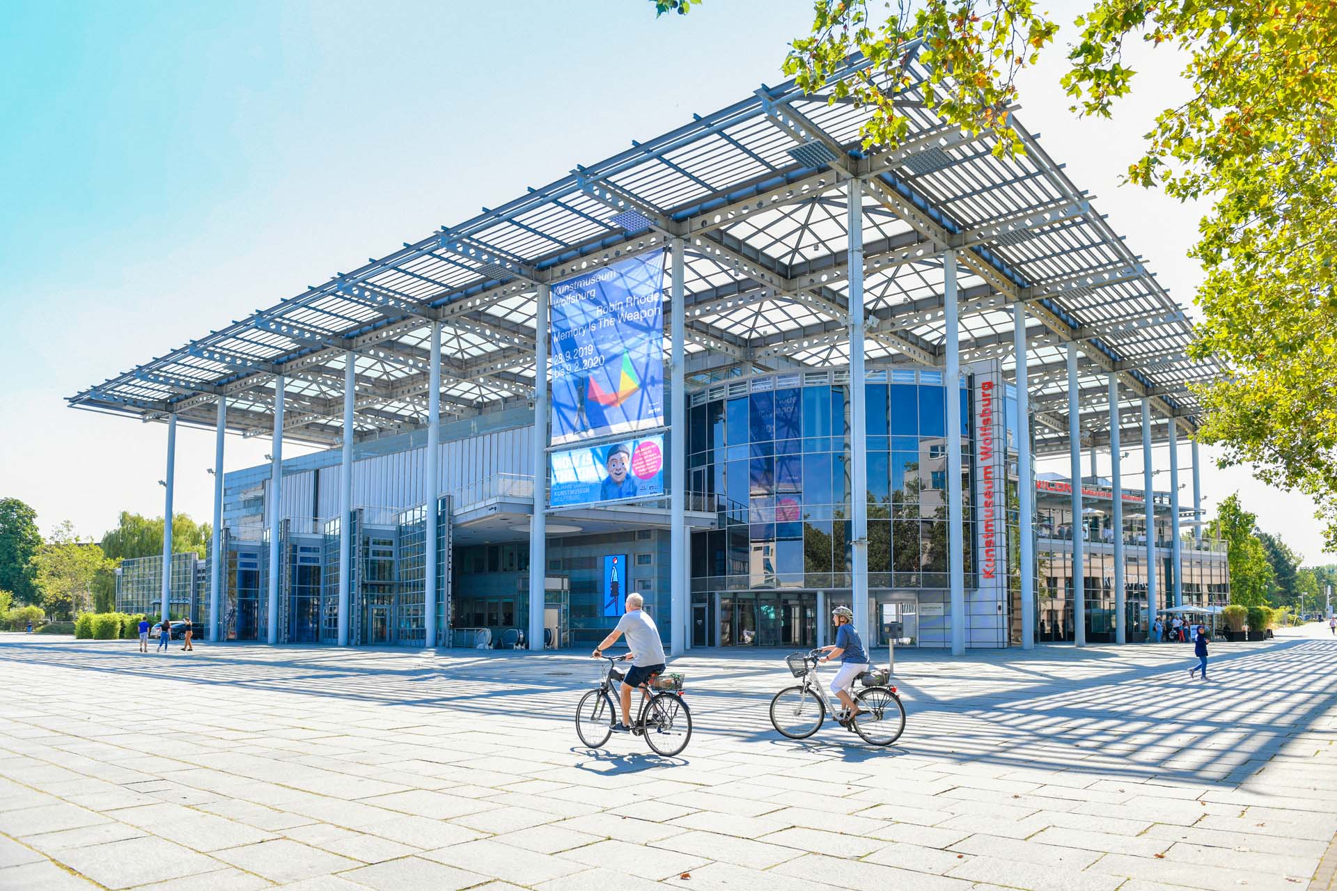 Man blickt von außen auf das Kunstmuseum Wolfsburg