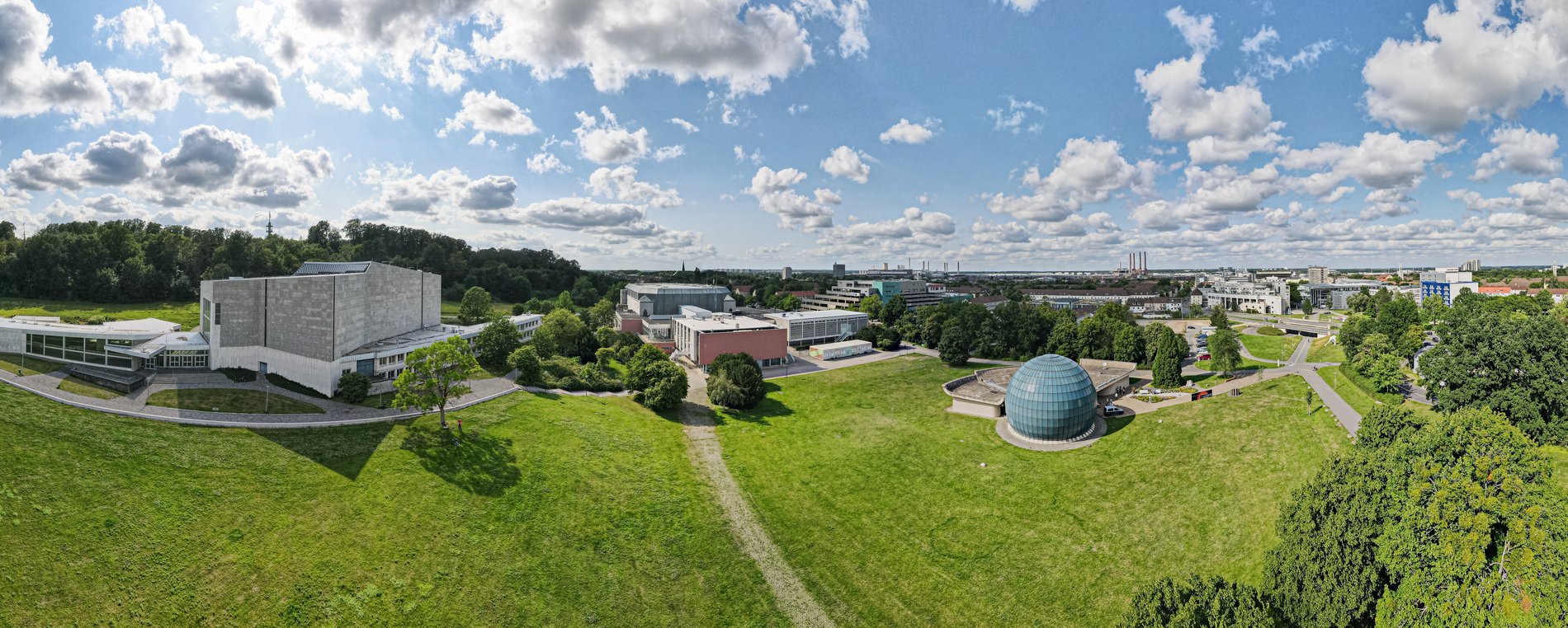 Man blickt aus der Luft auf das Sharoun Theater und den Kugelbau des Planetariums. Zwischen den beiden Gebäuden erkennt man den CongressPark Wolfsburg.