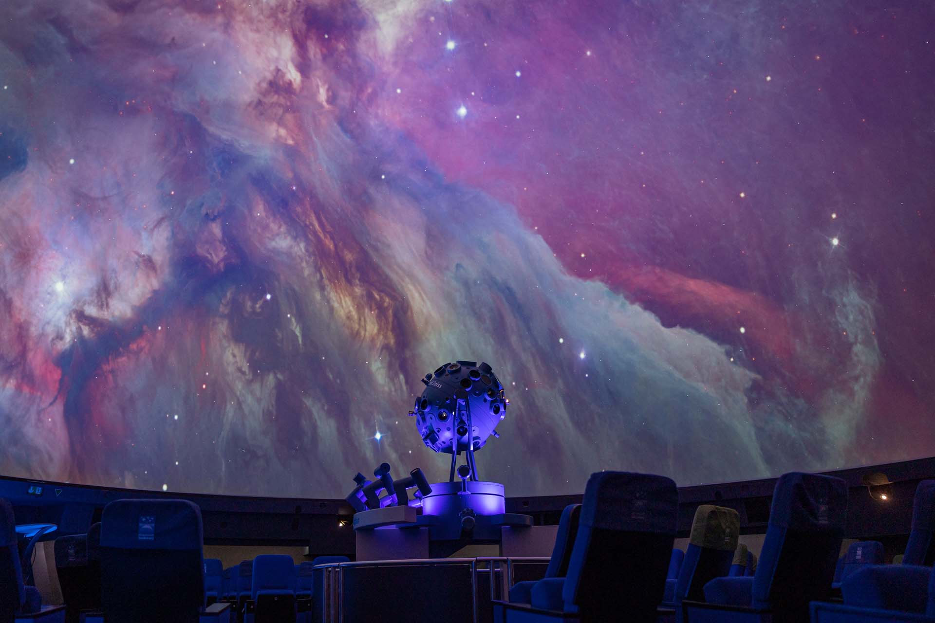 Man blickt auf die Milchstraße auf der Projektionsfläche des Planetarium Wolfsburg