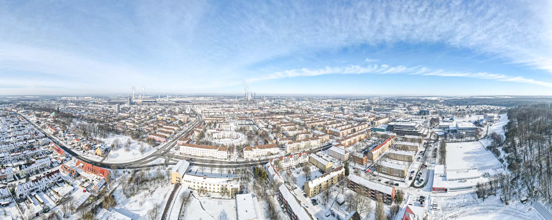 Man blickt aus der Luft in Panoramasicht auf das verschneite Wolfsburg