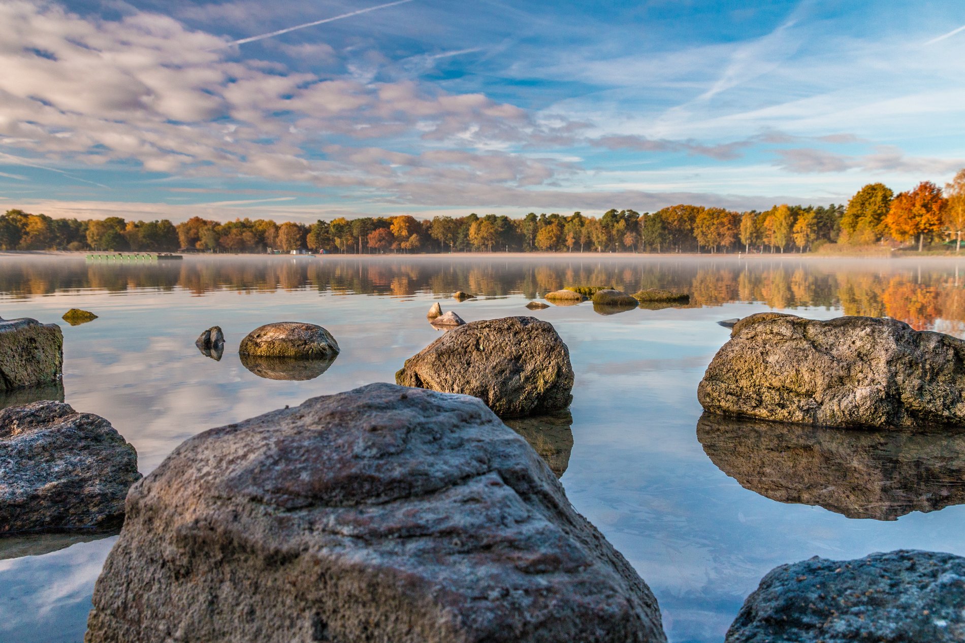 Steine ragen aus einem See hervor