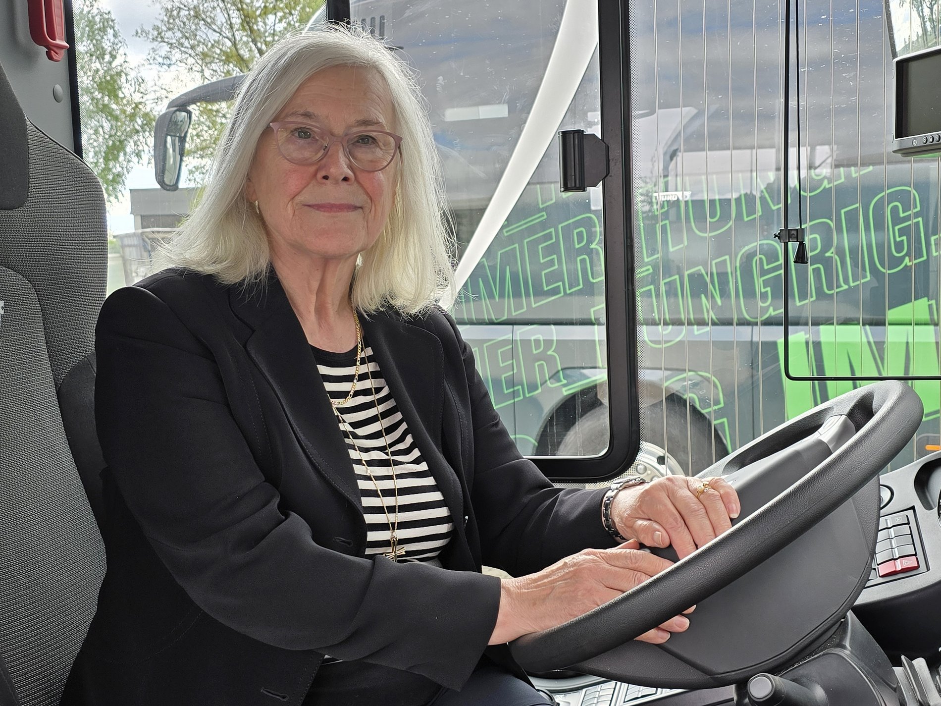 Edith Bischof am Steuer eines Busses