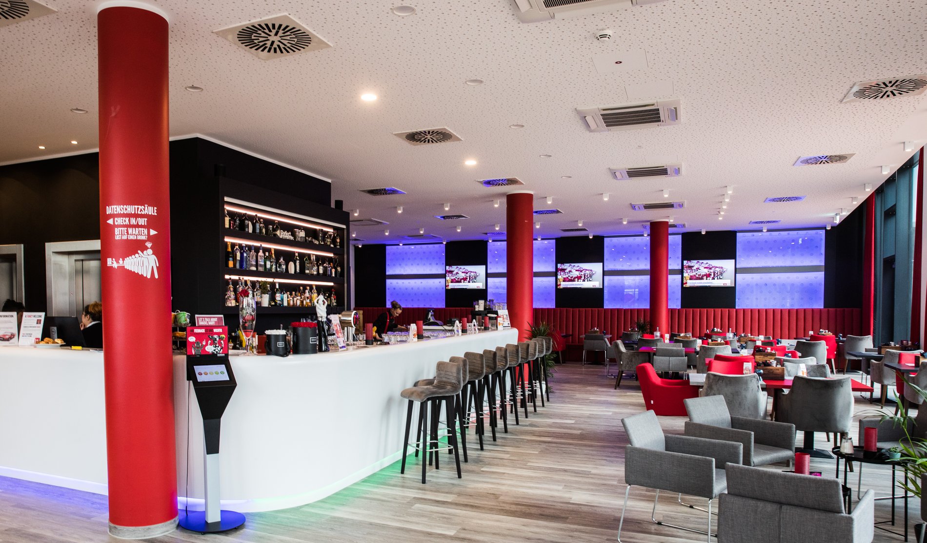 Das Hotel hat ein Restaurant mit Bar.