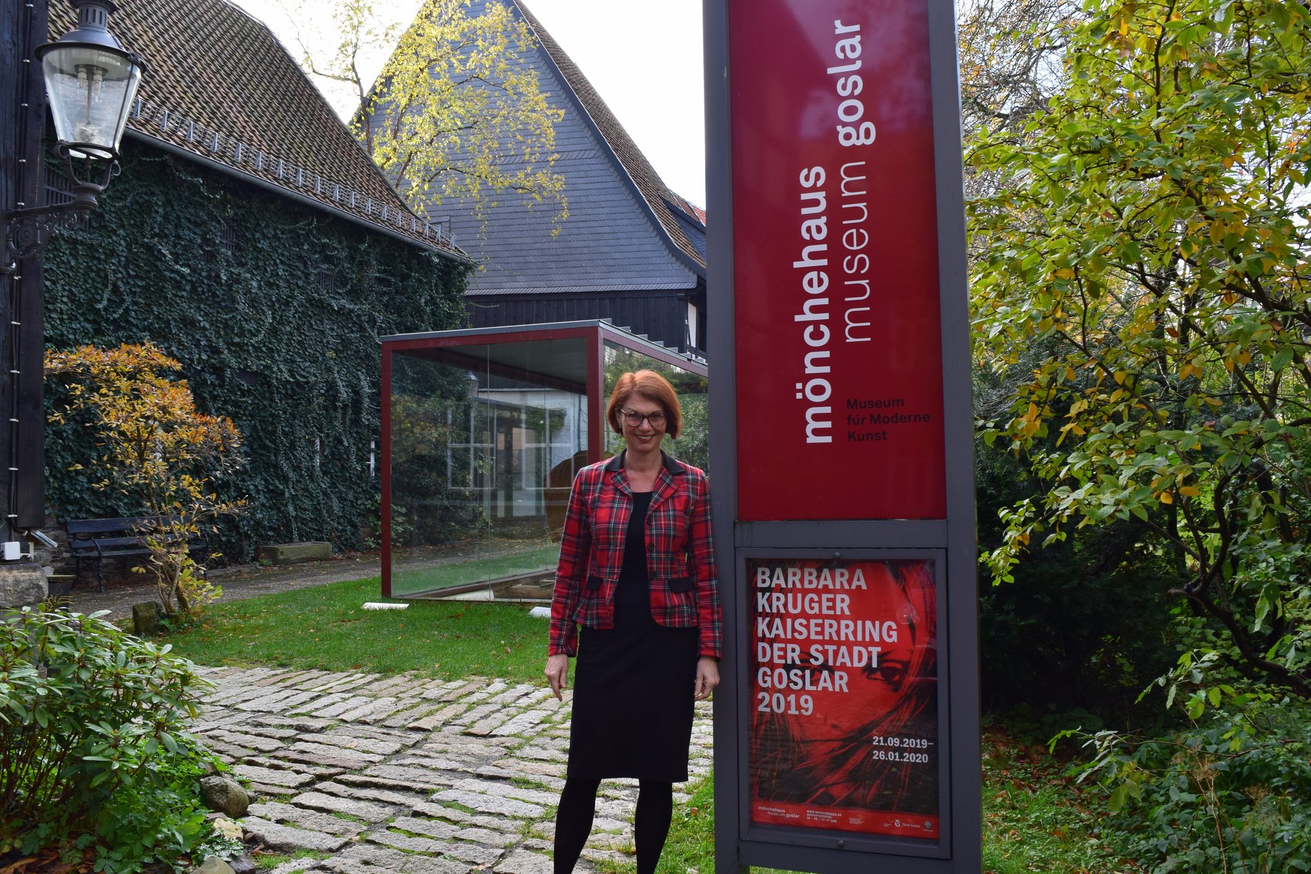 Vor dem Eingang zum Mönchehaus-Museum steht Bettina Ruhrberg.