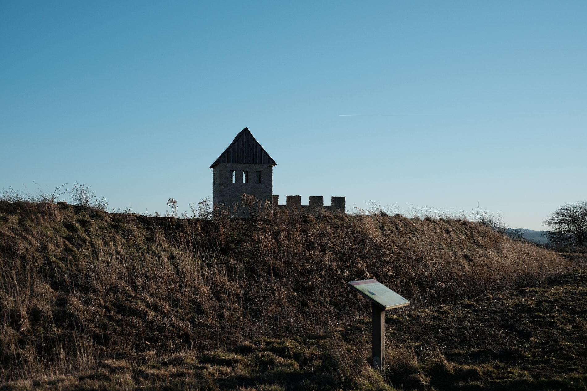 Der rekonstruierte Turm mit dem aufgeschütteten Wall.