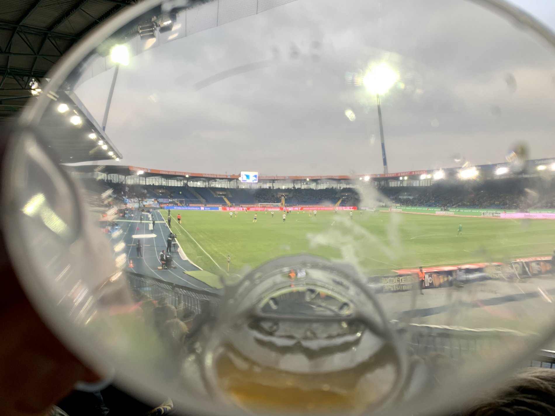 Das Stadion durchs Bierglas gesehen.